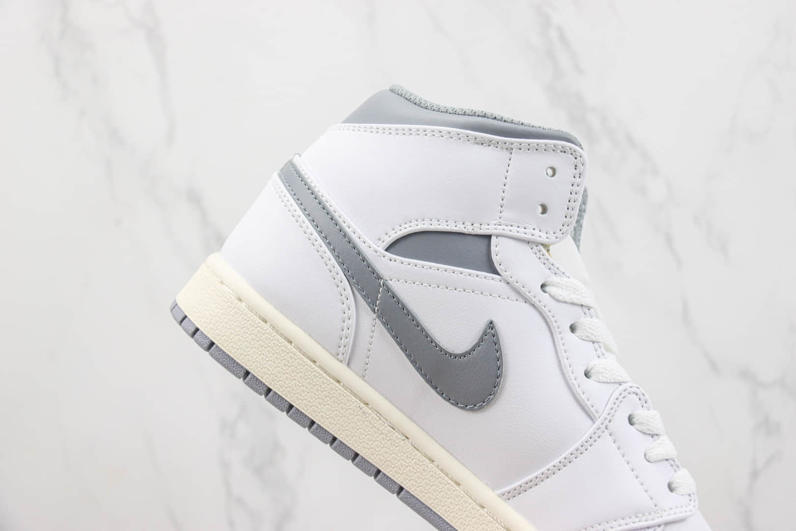 乔丹Air Jordan 1 Mid纯原版本中帮AJ1白灰色篮球鞋 莆田AJ货源 货号:554724-135