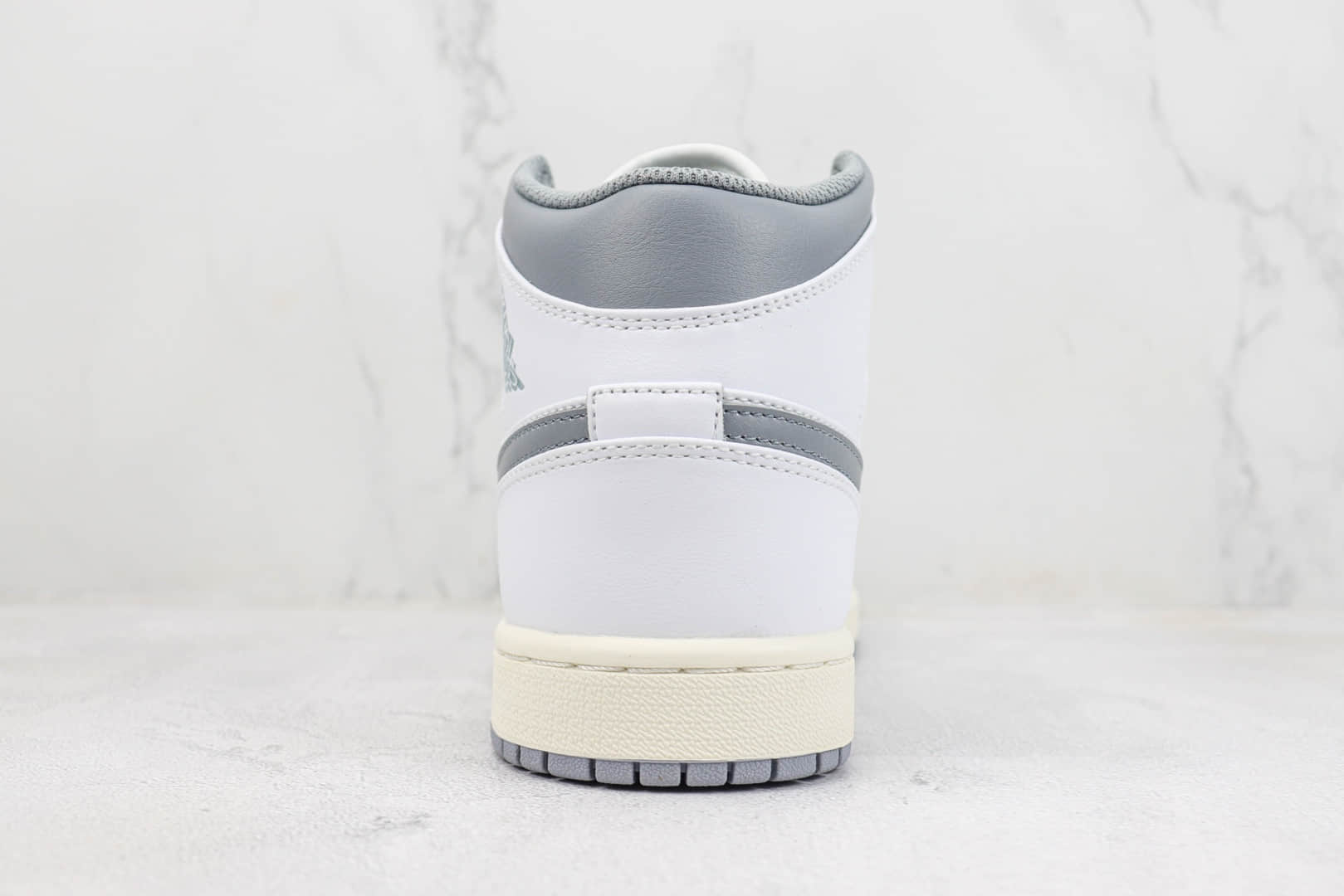 乔丹Air Jordan 1 Mid纯原版本中帮AJ1白灰色篮球鞋 莆田AJ货源 货号:554724-135