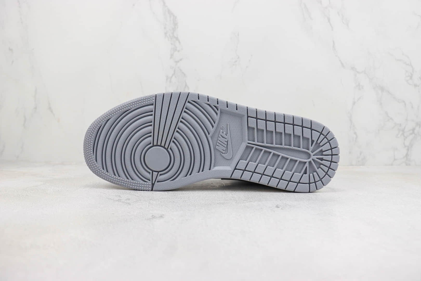 乔丹Air Jordan 1 Mid纯原版本中帮AJ1白灰色篮球鞋 莆田AJ货源 货号:554724-135