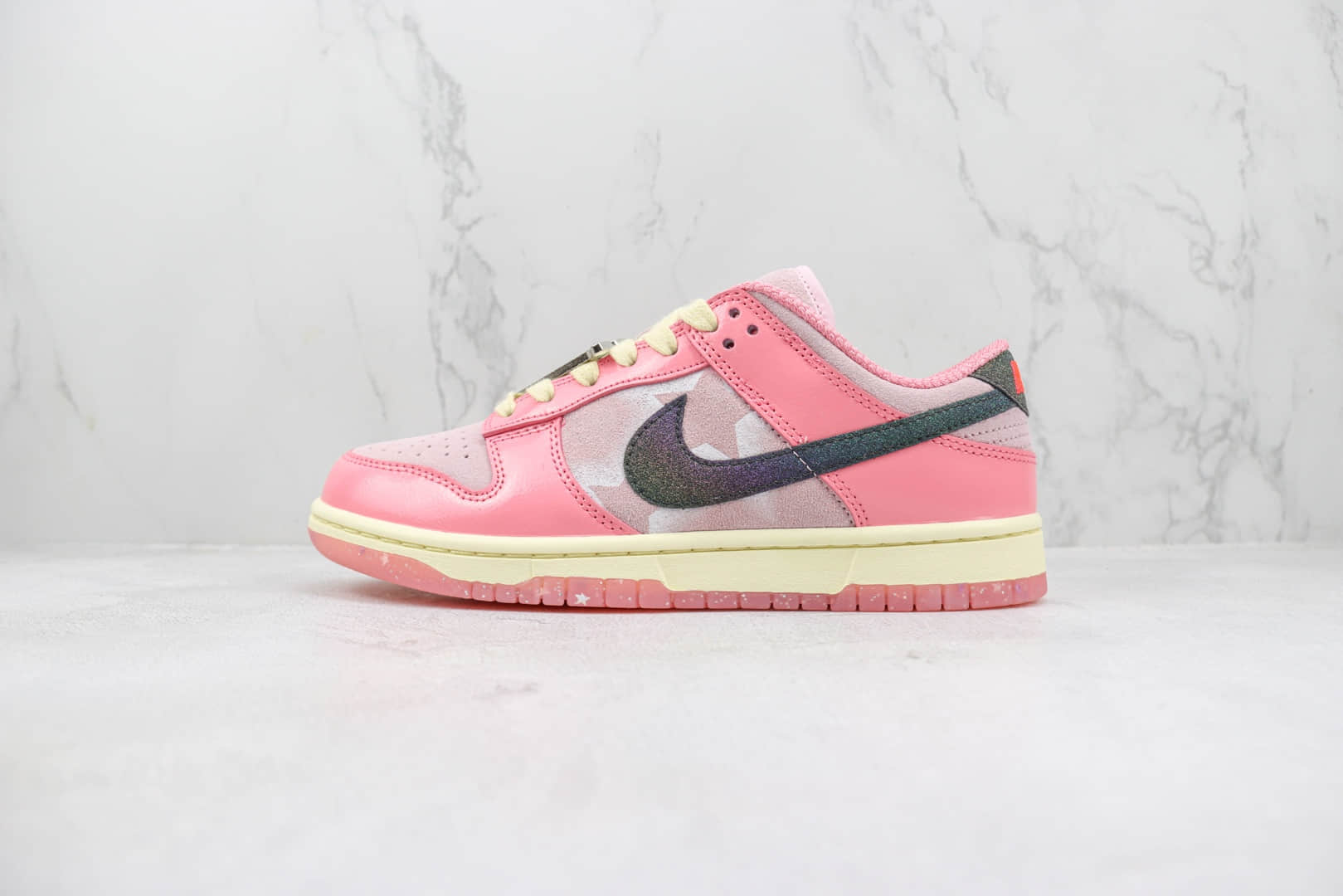 耐克Nike SB Dunk Low “Hot Punch and Pink Foam”纯原版本低帮SB Dunk芭比粉星星印花板鞋 莆田耐克货源 货号:FN8927-621