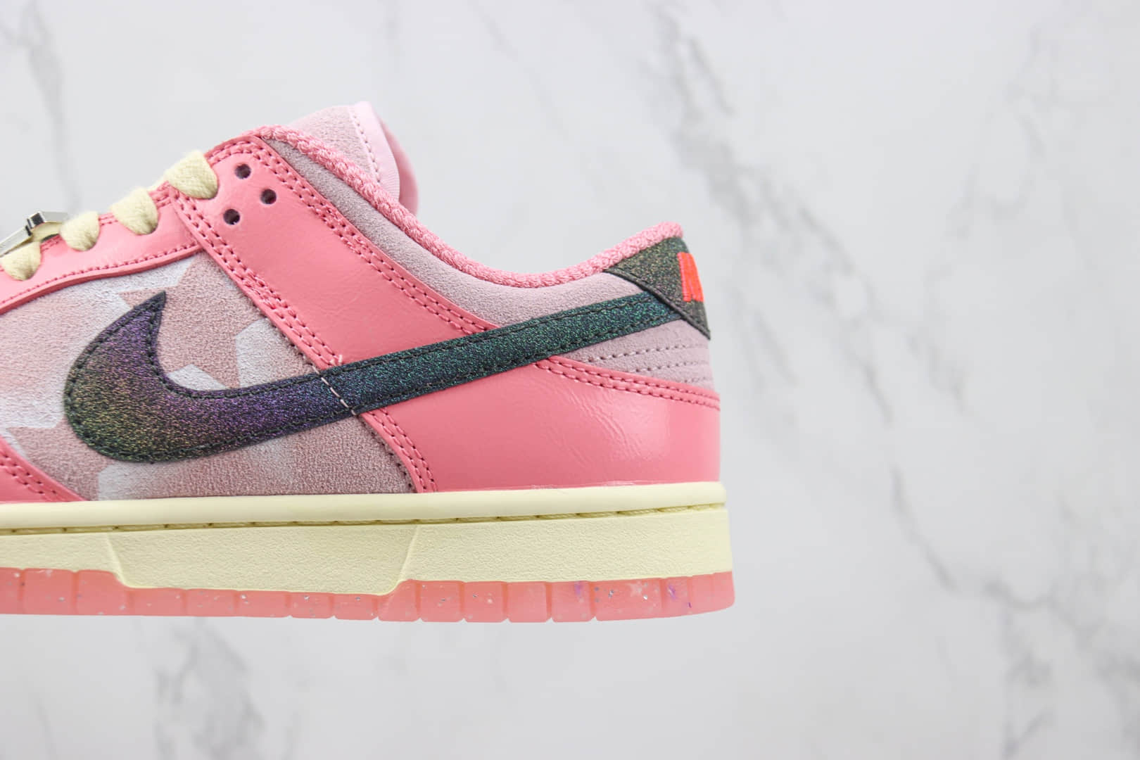 耐克Nike SB Dunk Low “Hot Punch and Pink Foam”纯原版本低帮SB Dunk芭比粉星星印花板鞋 莆田耐克货源 货号:FN8927-621