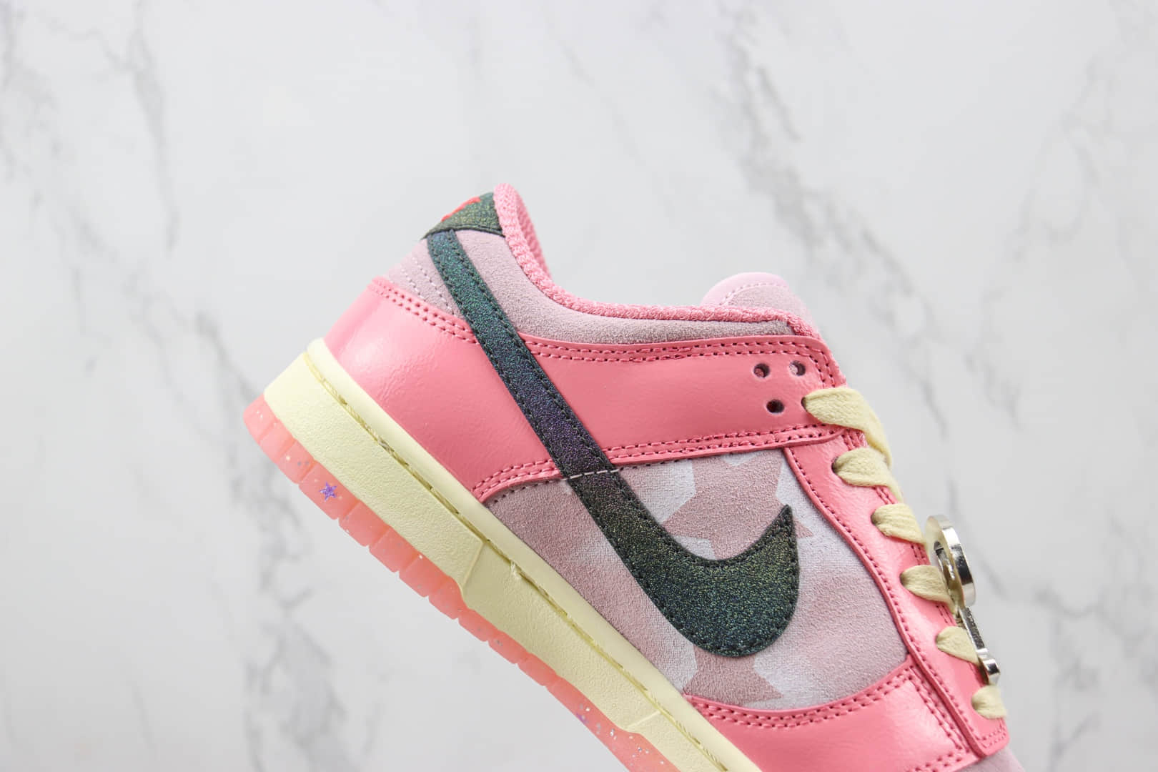 耐克Nike SB Dunk Low “Hot Punch and Pink Foam”纯原版本低帮SB Dunk芭比粉星星印花板鞋 莆田耐克货源 货号:FN8927-621