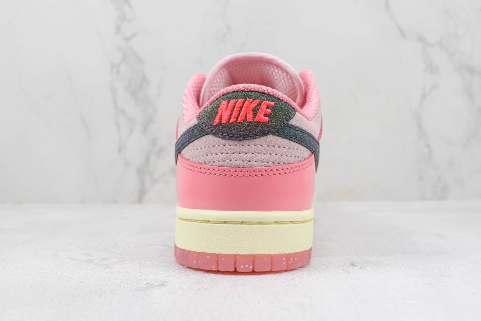 耐克Nike SB Dunk Low “Hot Punch and Pink Foam”纯原版本低帮SB Dunk芭比粉星星印花板鞋 莆田耐克货源 货号:FN8927-621