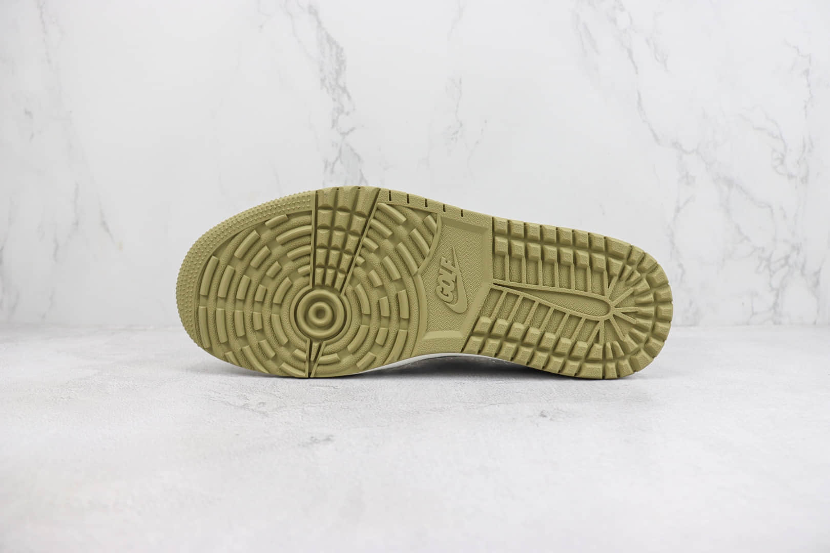 乔丹Travis Scott x Air Jordan 1 Low Golf纯原版本高尔夫AJ1低帮TS联名橄榄绿白黑倒钩板鞋 莆田AJ货源 货号：FZ3124-200