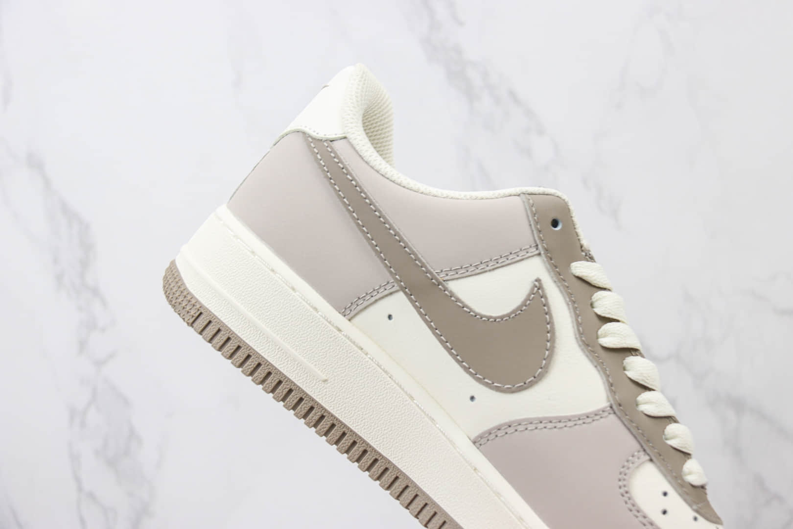 耐克Nike Air Force 1 Low纯原版本空军一号低帮AF1卡其拼色板鞋 莆田耐克货源 货号：DB3301-188