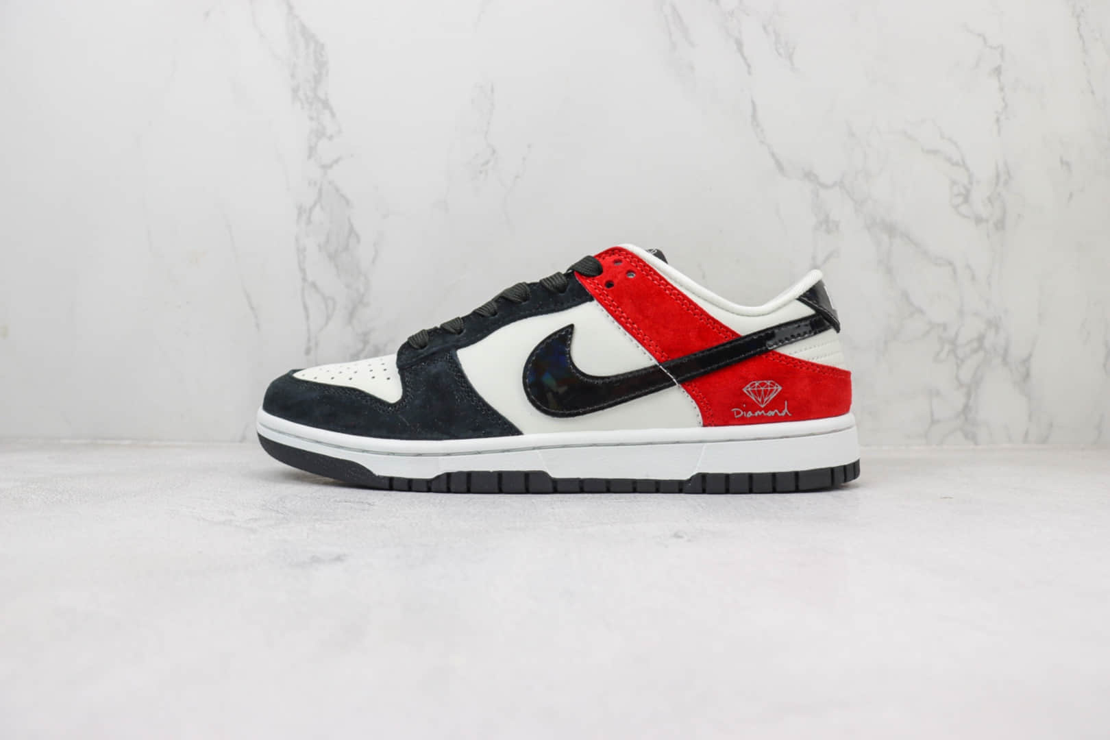 耐克Nike SB Dunk Low纯原版本低帮SB Dunk钻石联名黑白红板鞋 莆田耐克货源 货号:FC1688-124