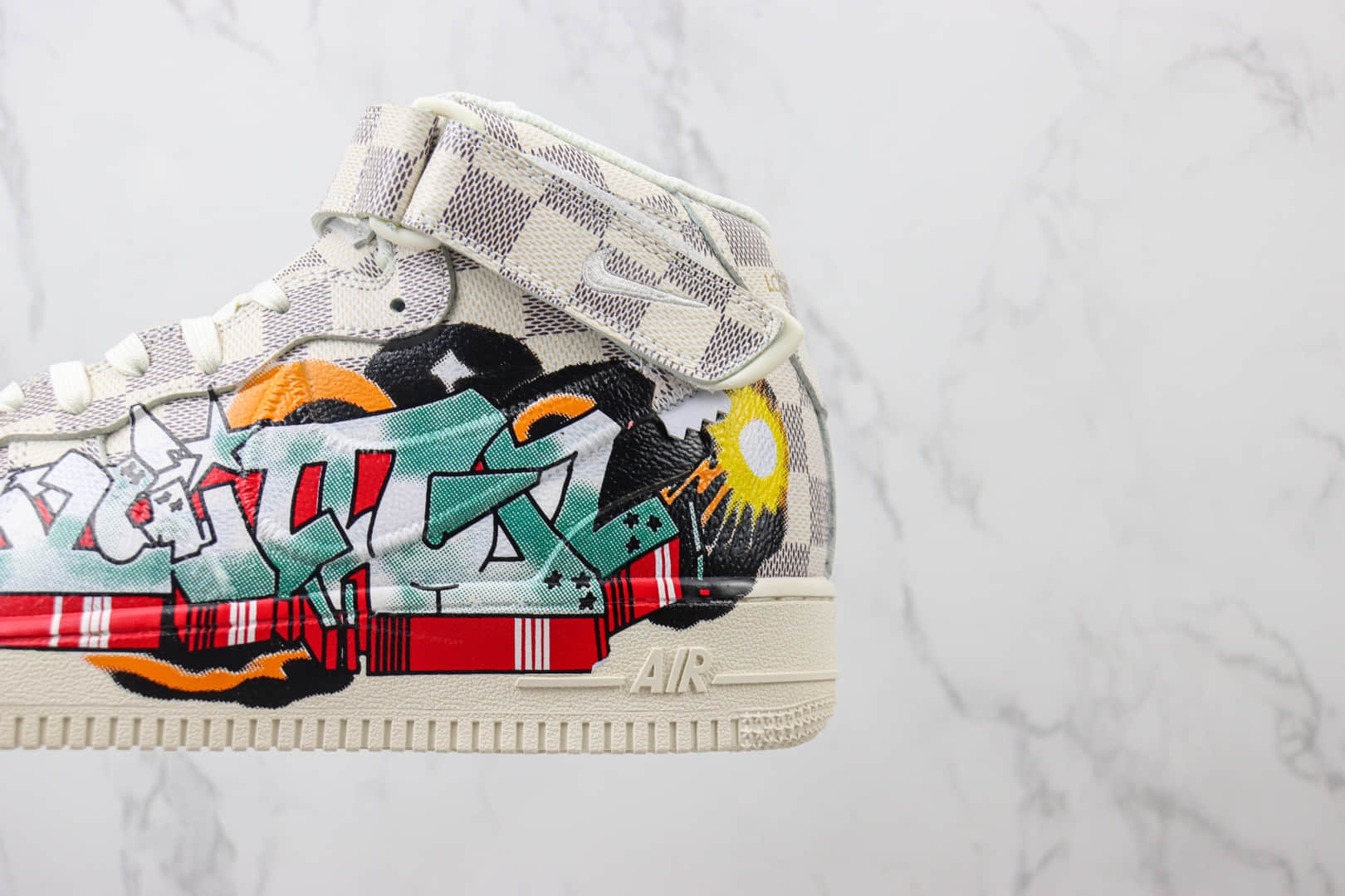 耐克Louis Vuitton x Nike Air Force 1 Mid纯原版本路易威登LV联名空军一号棋盘格中帮AF1涂鸦印花板鞋 莆田天花板AF1 货号:1A9V36