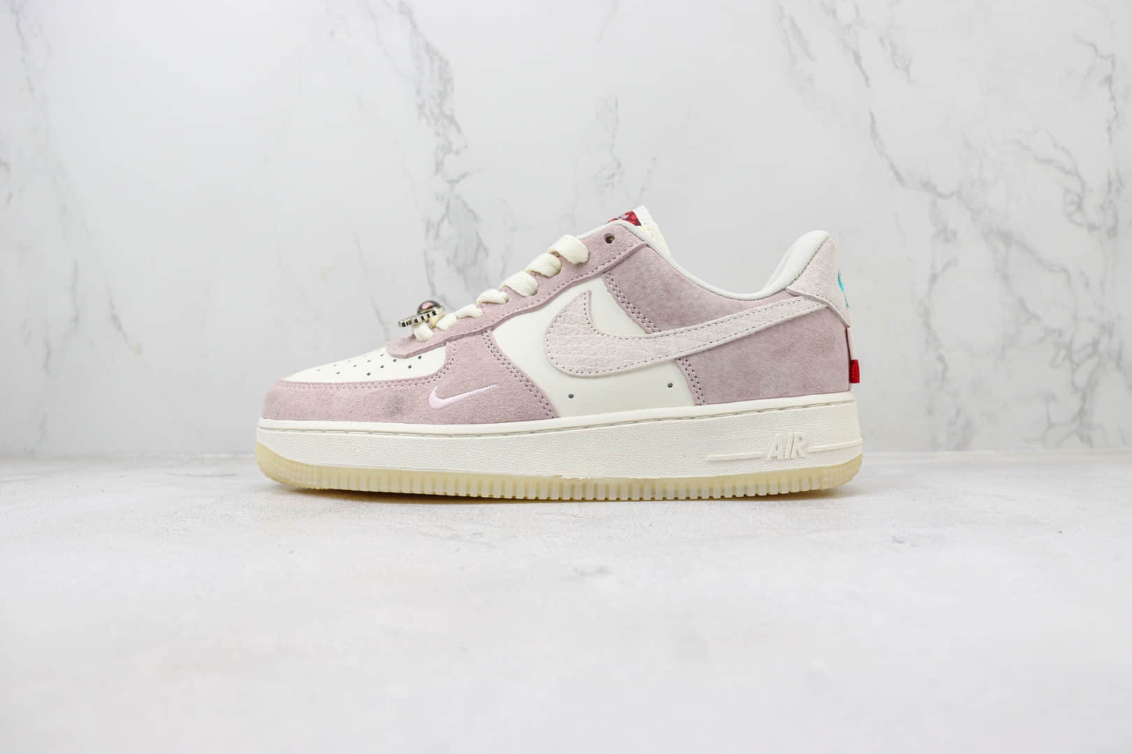 耐克Nike Air Force 1 Low纯原版本空军一号低帮AF1白粉麂皮板鞋 莆田耐克批发 货号:FZ5066-111