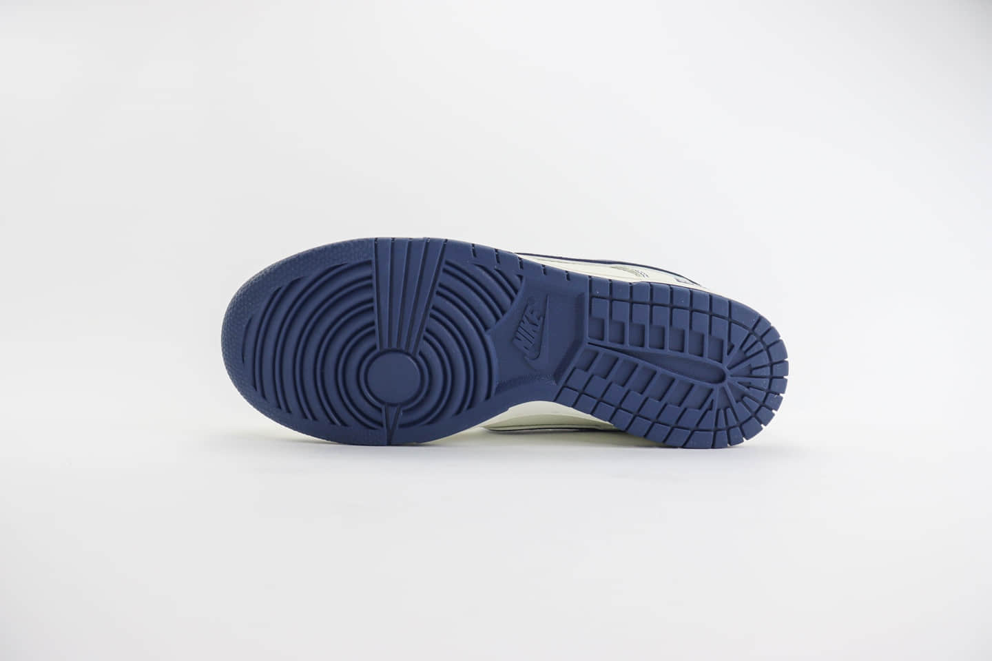 耐克Supreme x Nike SB Dunk Low纯原版本低帮SB Dunk联名LV白蓝板鞋 莆田耐克货源 货号:RM2308-238