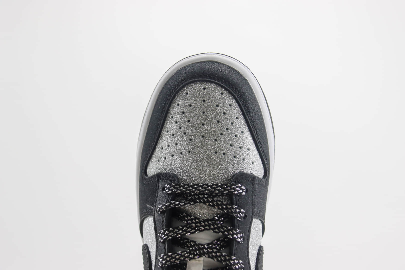 耐克Nike SB Dunk Low纯原版本低帮SB Dunk黑灰银满天星板鞋 莆田耐克工厂 货号：LW1818-101