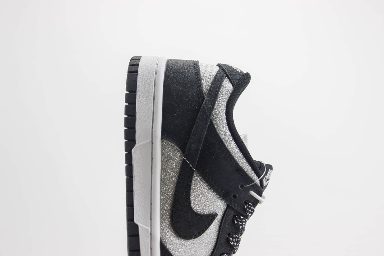 耐克Nike SB Dunk Low纯原版本低帮SB Dunk黑灰银满天星板鞋 莆田耐克工厂 货号：LW1818-101