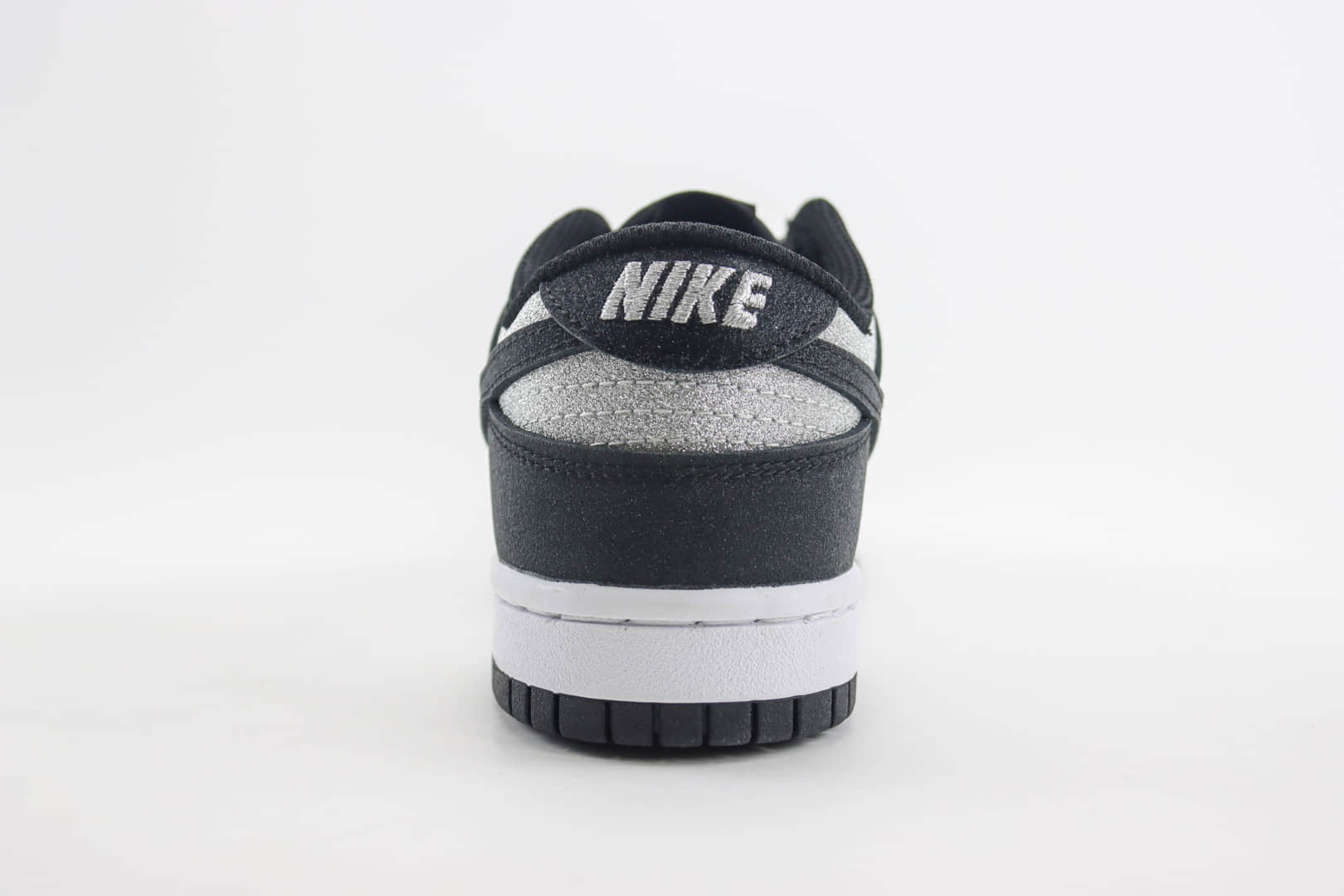 耐克Nike SB Dunk Low纯原版本低帮SB Dunk黑灰银满天星板鞋 莆田耐克工厂 货号：LW1818-101