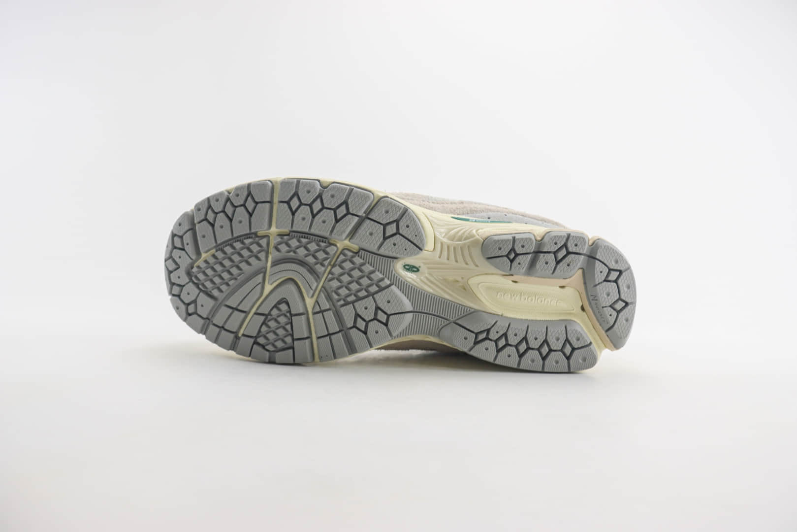 新百伦New Balance 2002R纯原版本NB2002R浅米灰复古跑鞋 莆田新百伦货源 货号：M2002REK