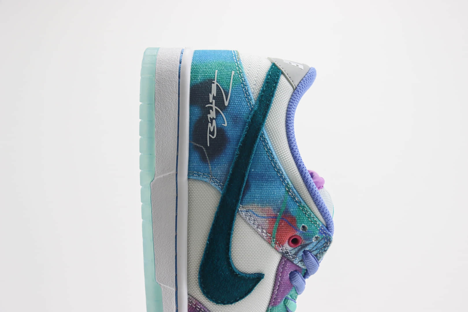 耐克Futura Laboratories x Nike SB Dunk Low纯原版本低帮SB Dunk白蓝扎染涂鸦板鞋 莆田耐克货源 货号：HF6061-400