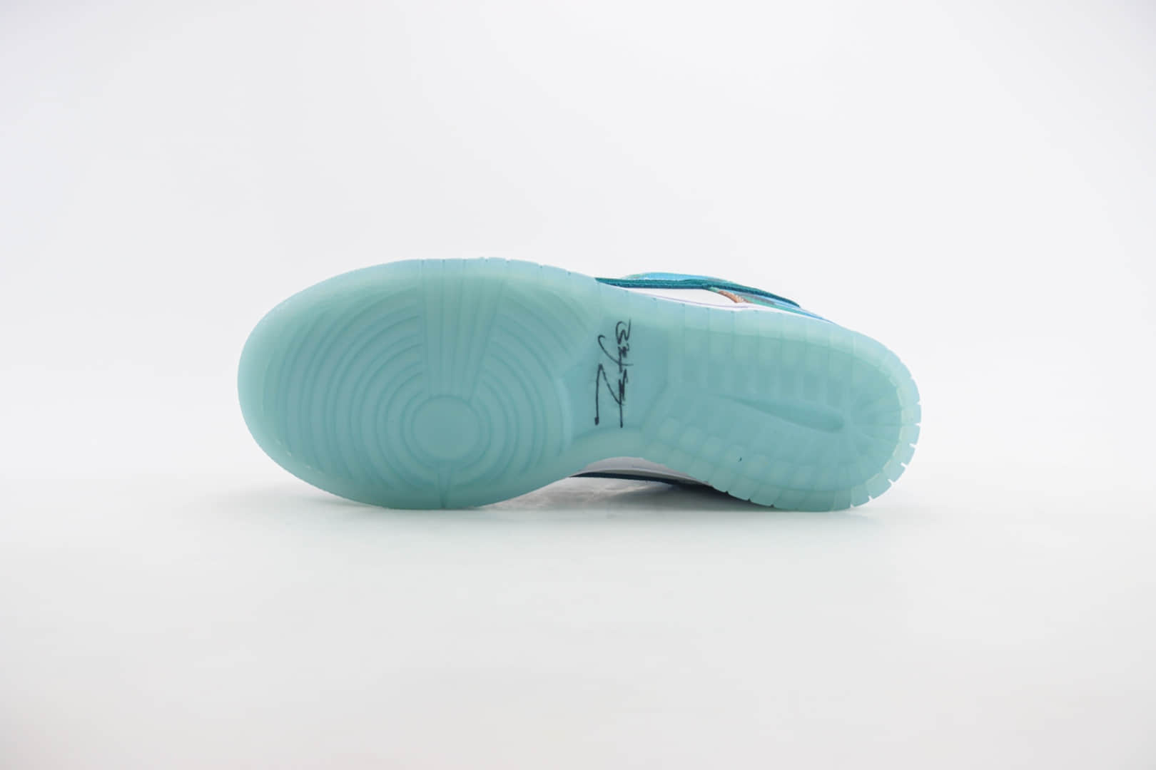 耐克Futura Laboratories x Nike SB Dunk Low纯原版本低帮SB Dunk白蓝扎染涂鸦板鞋 莆田耐克货源 货号：HF6061-400