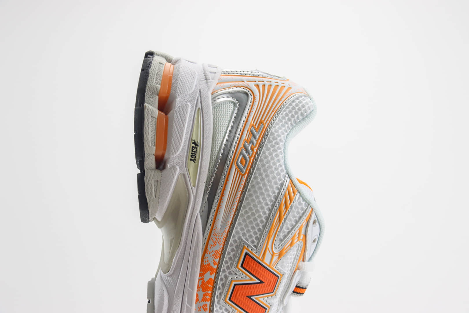 新百伦New Balance 740纯原版本NB740白橙色复古跑鞋 莆田新百伦货源 货号：MR740SE