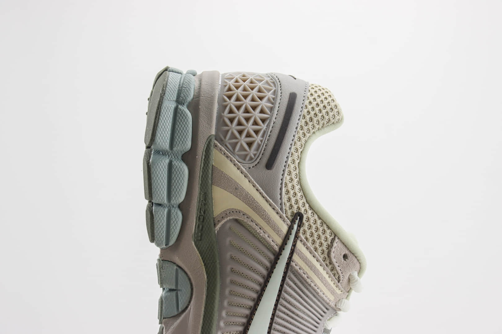 耐克Nike Zoom Vomero V5 SP纯原版本佛莫罗灰咖色复古跑鞋 莆田耐克代理 货号：FZ3653-104