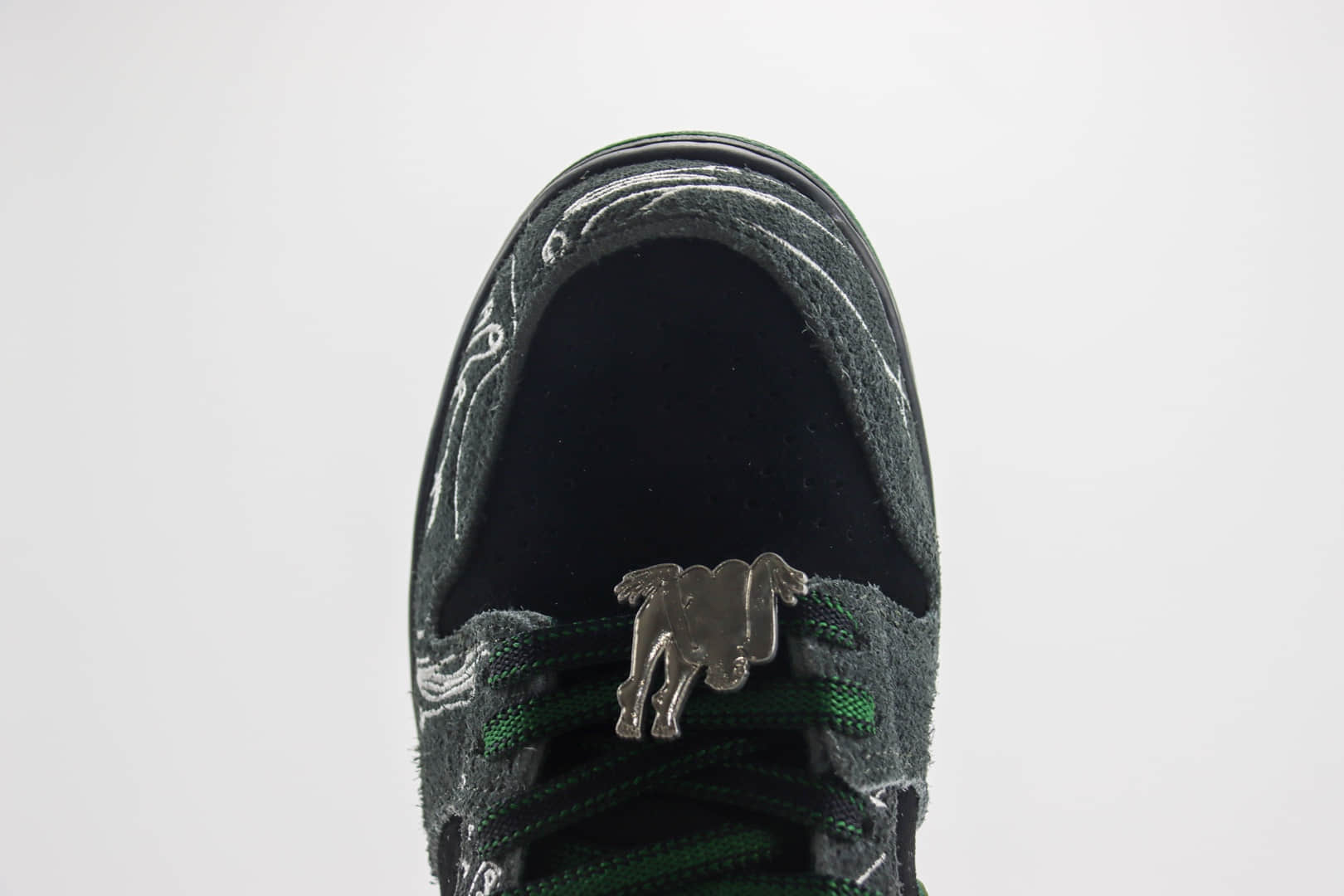 耐克There Skateboards x Nike SB Dunk Low纯原版本低帮SB Dunk黑绿涂鸦滑板板鞋 莆田耐克微信 货号：HF7743-001