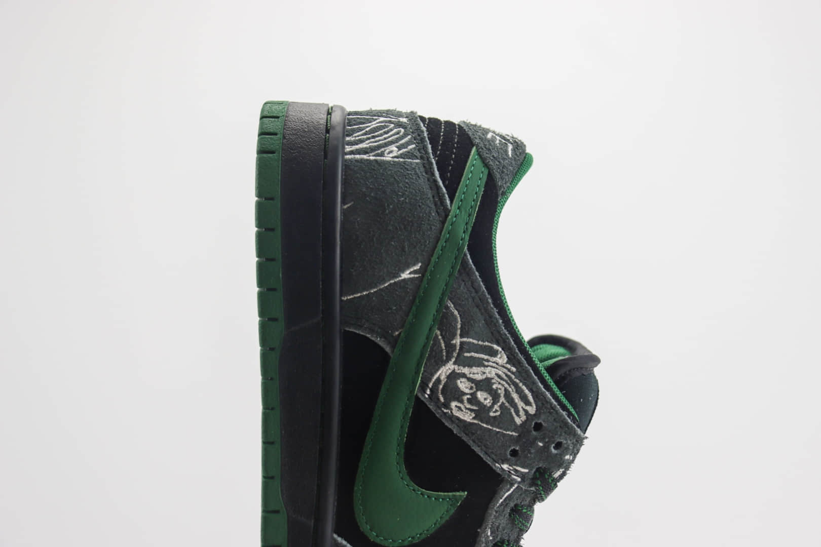 耐克There Skateboards x Nike SB Dunk Low纯原版本低帮SB Dunk黑绿涂鸦滑板板鞋 莆田耐克微信 货号：HF7743-001