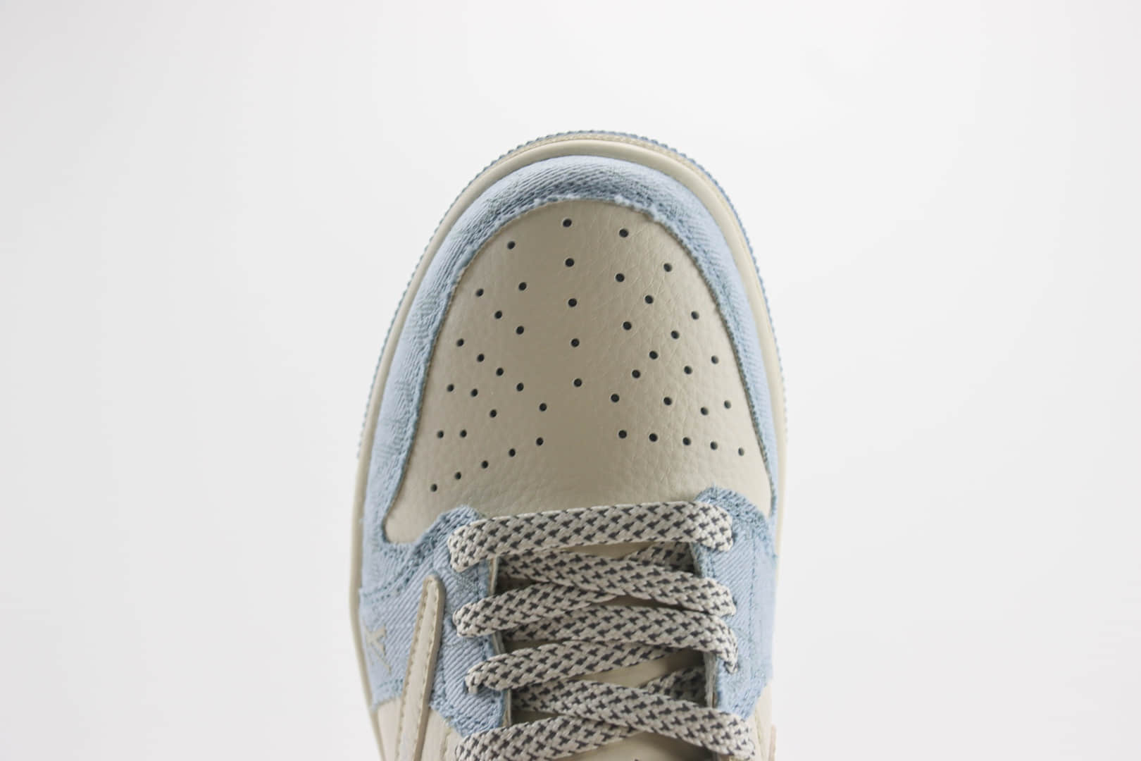 乔丹Louis Vuitton x Air Jordan 1 Low纯原版本倒钩AJ1联名LV米白牛仔蓝板鞋 莆田天花板AJ1 货号:LJ5188-003
