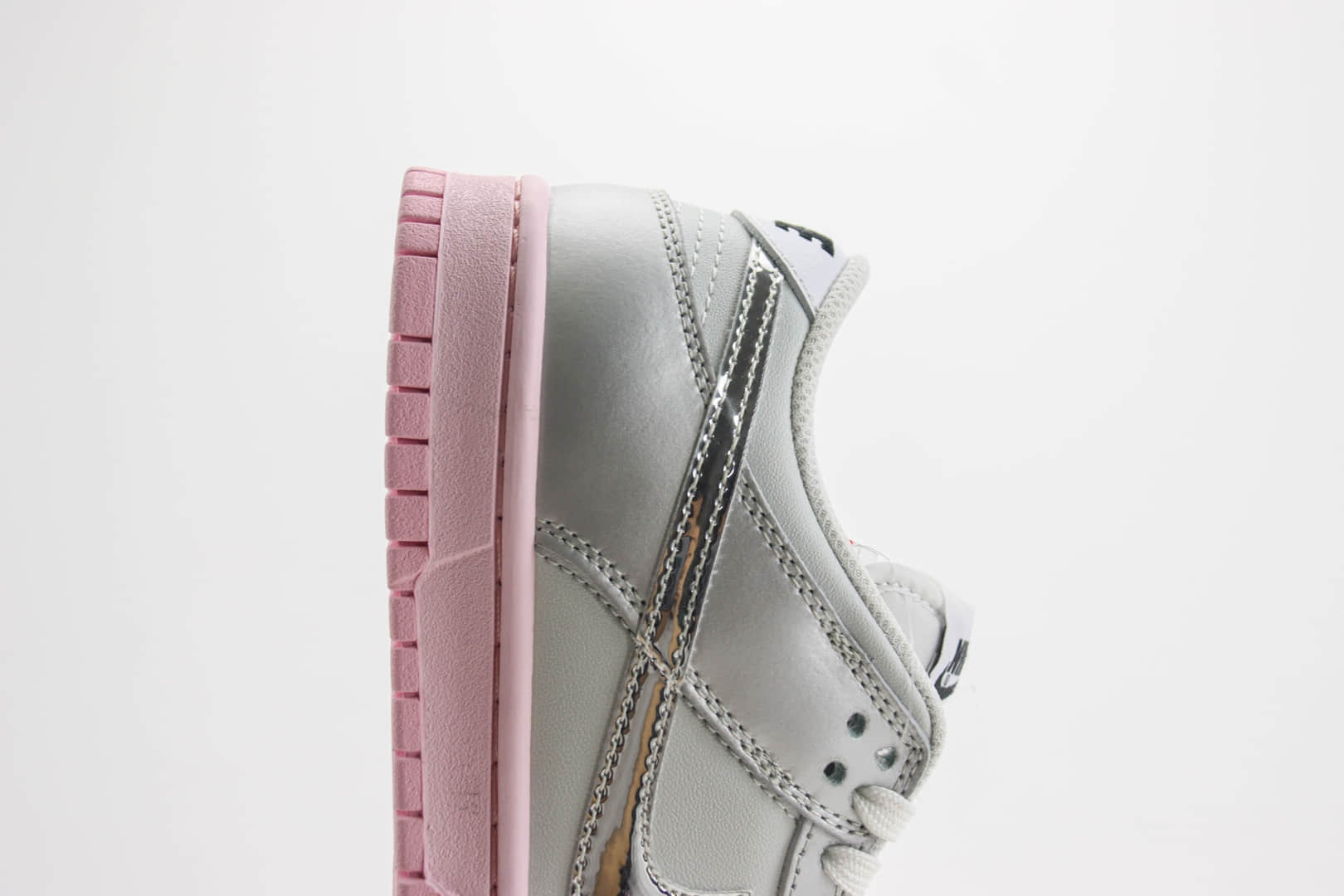 耐克Nike SB Dunk Low纯原版本低帮SB Dunk银粉板鞋 莆田耐克工厂 货号：HM3698-006