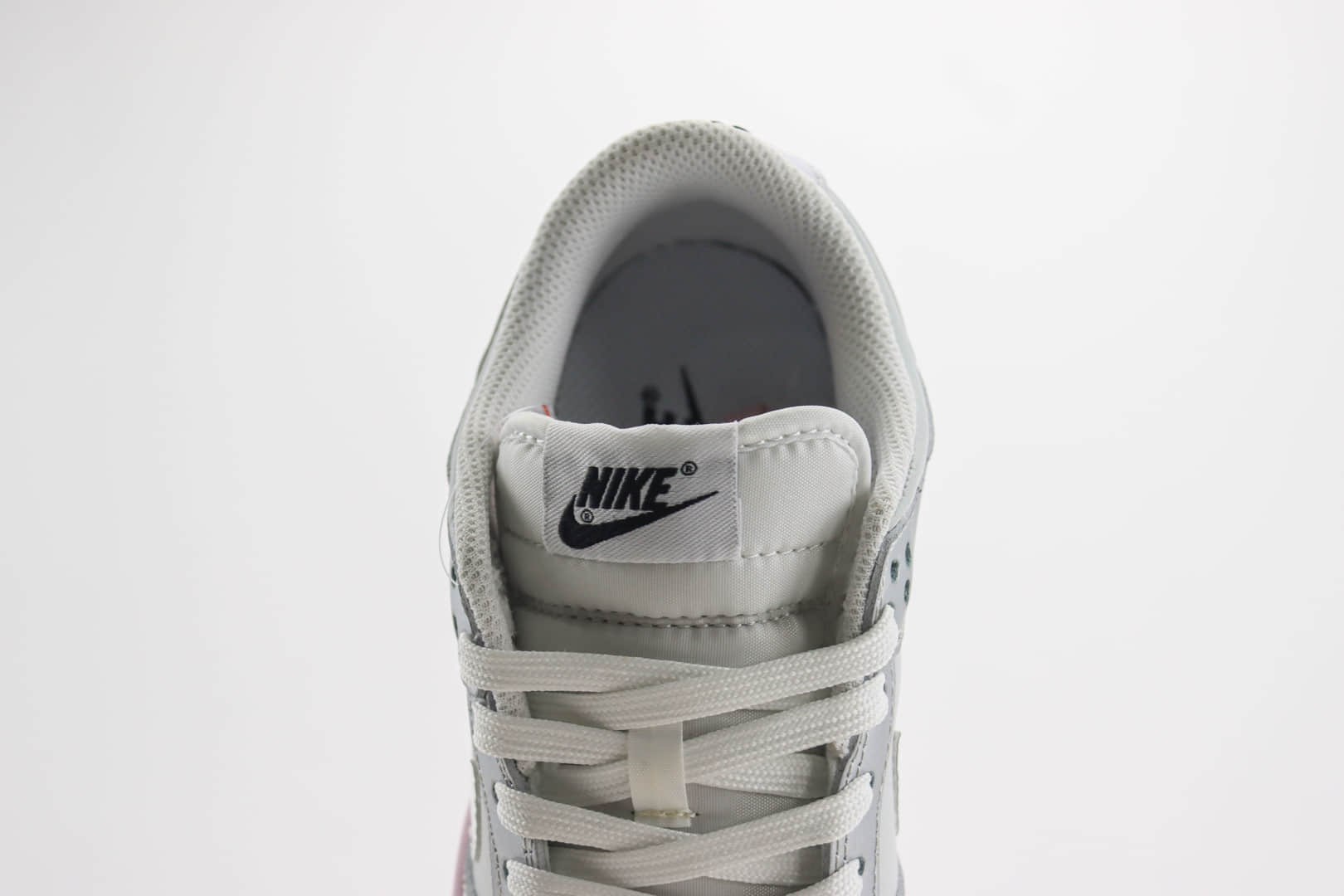 耐克Nike SB Dunk Low纯原版本低帮SB Dunk银粉板鞋 莆田耐克工厂 货号：HM3698-006