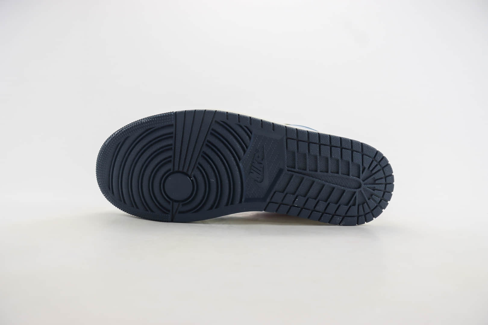 乔丹Air Jordan 1 Low纯原版本白蓝鸳鸯勾AJ1低帮板鞋 莆田AJ货源 货号：HM3711-144