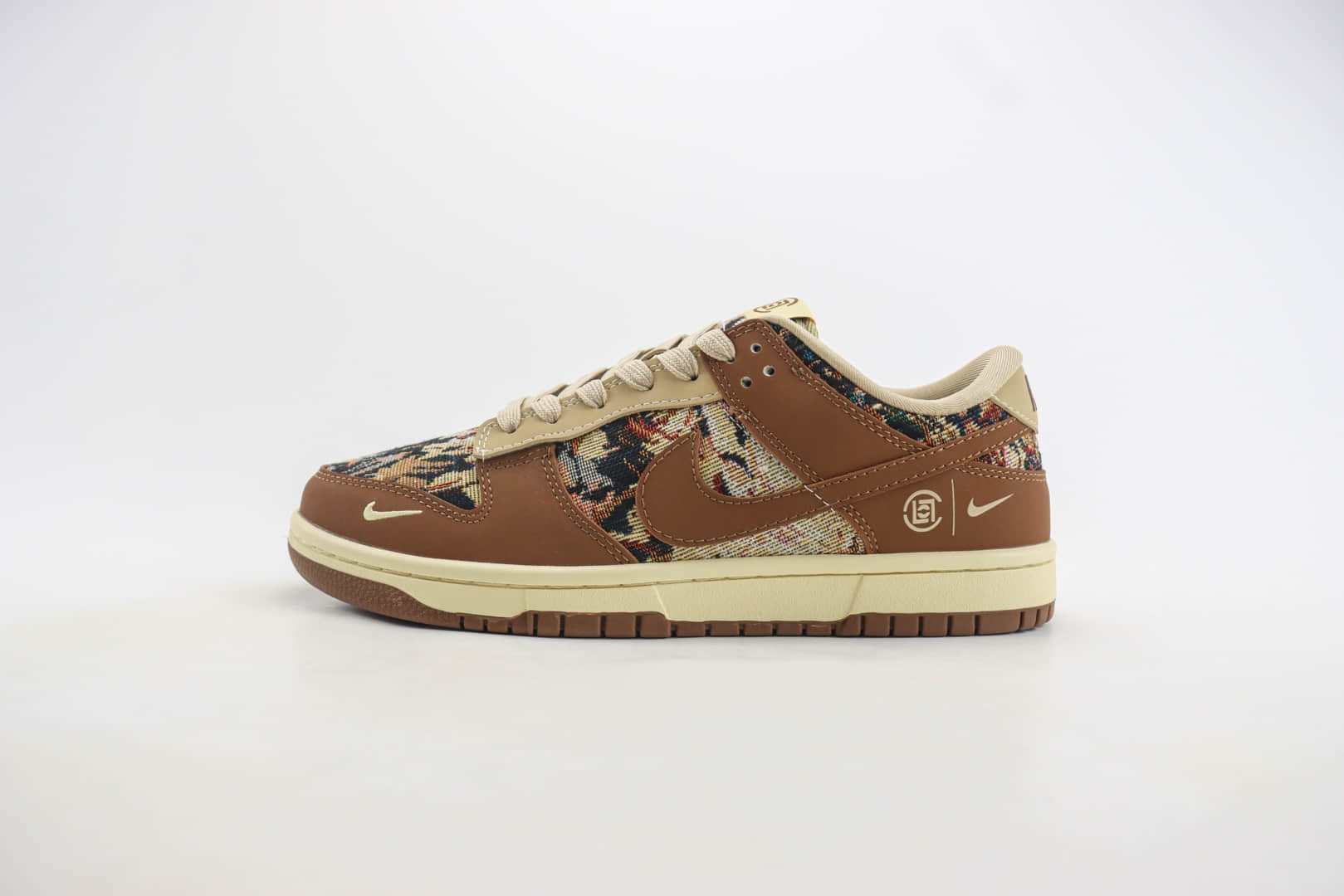 耐克Nike SB Dunk Low x CLOT联名款低帮DUNK棕彩涂鸦板鞋 莆田DUNK货源 货号:XB3802-356 耐克Nike SB Dunk Low x CLOT联名款低帮DUNK棕彩涂鸦板鞋 莆田DUNK货源 货号:XB3802-356