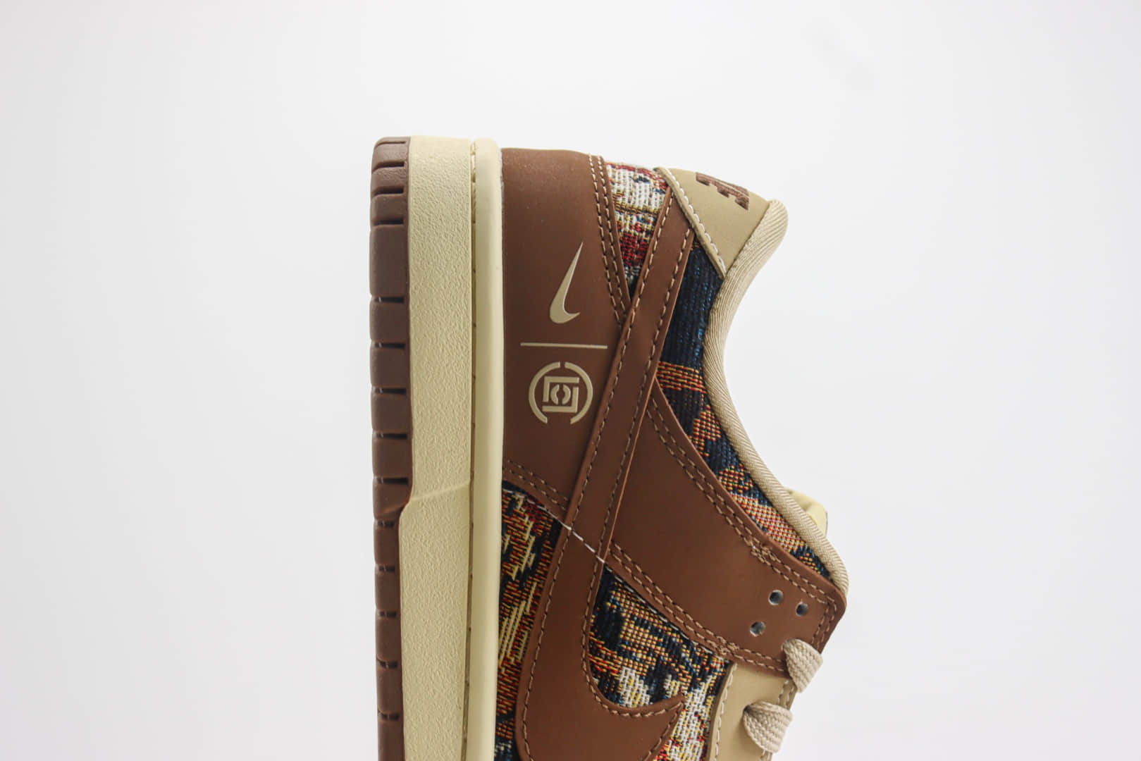 耐克Nike SB Dunk Low x CLOT联名款低帮DUNK棕彩涂鸦板鞋 莆田DUNK货源 货号:XB3802-356 耐克Nike SB Dunk Low x CLOT联名款低帮DUNK棕彩涂鸦板鞋 莆田DUNK货源 货号:XB3802-356