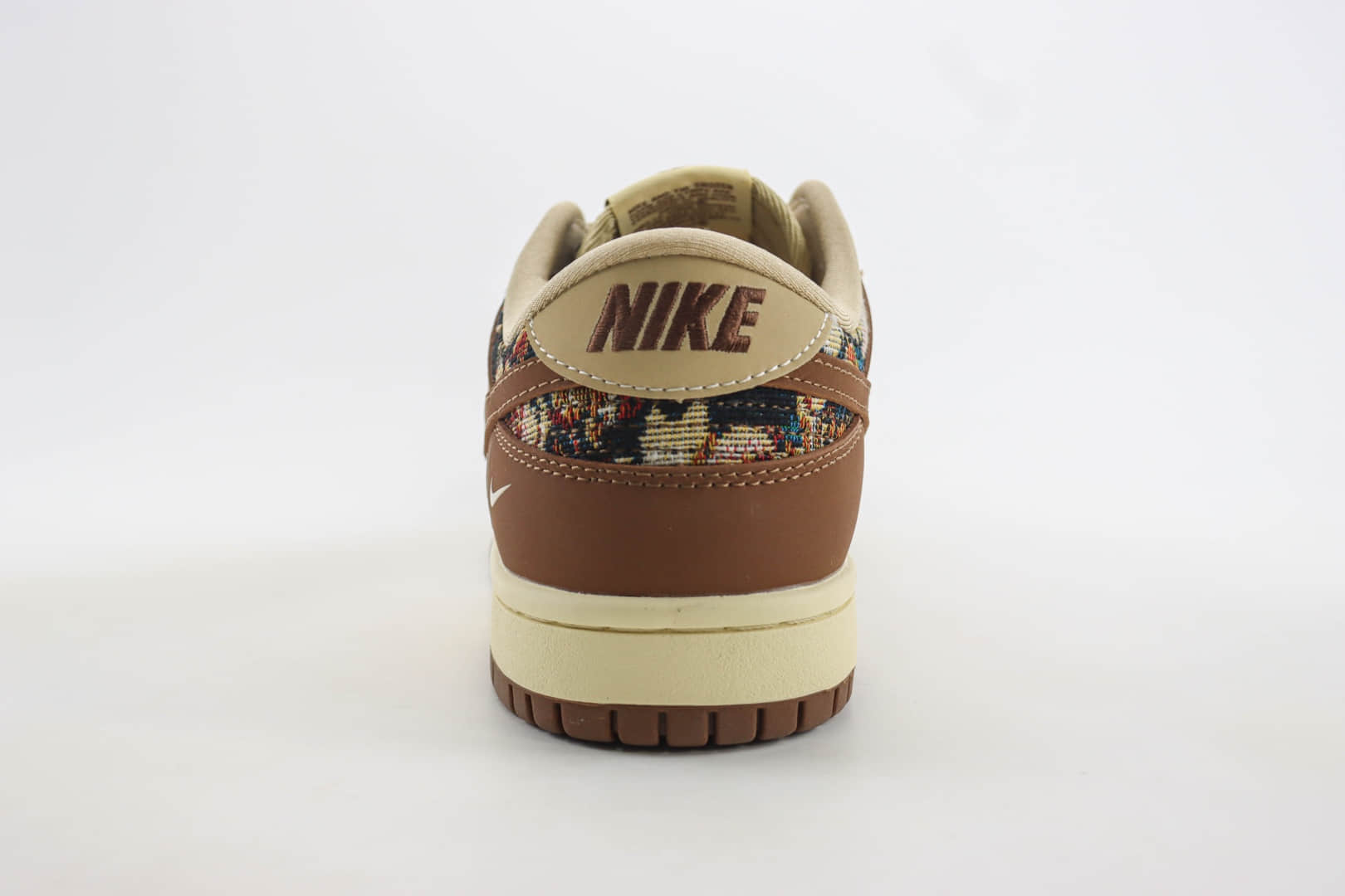 耐克Nike SB Dunk Low x CLOT联名款低帮DUNK棕彩涂鸦板鞋 莆田DUNK货源 货号:XB3802-356 耐克Nike SB Dunk Low x CLOT联名款低帮DUNK棕彩涂鸦板鞋 莆田DUNK货源 货号:XB3802-356
