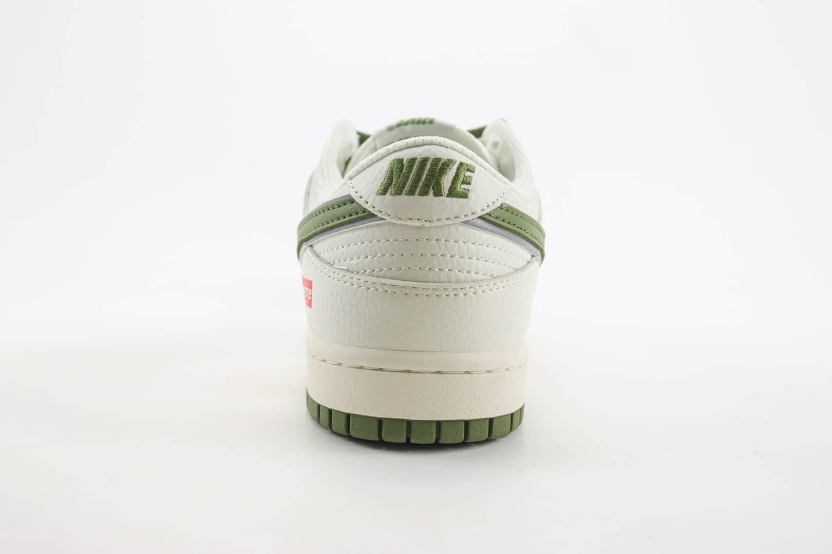 耐克Supreme x Nike SB Dunk Low纯原版本低帮SB Dunk白绿双小勾板鞋 莆田耐克货源 货号：XX2025-689