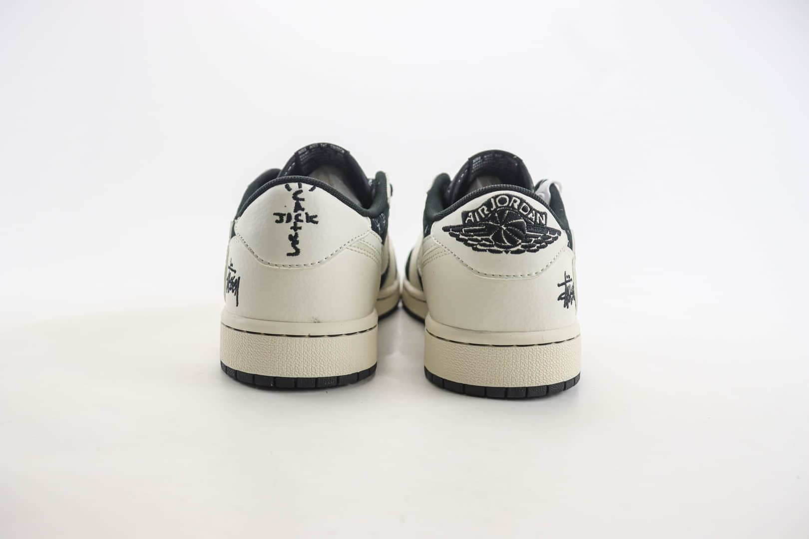 乔丹Stussy x Air Jordan 1 Low纯原版本AJ1黑白倒钩斯图西联名板鞋 莆田AJ工厂 货号:SJ2068-128