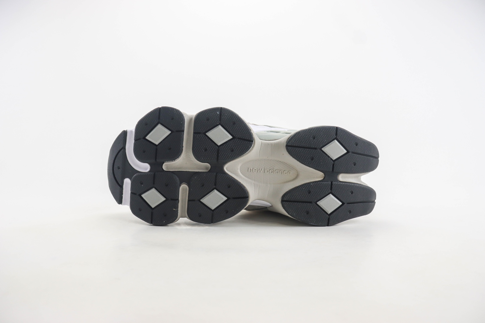 新百伦New Balance 9060纯原版本灰色NB9060复古慢跑鞋 莆田新百伦货源 货号：U9060JCG