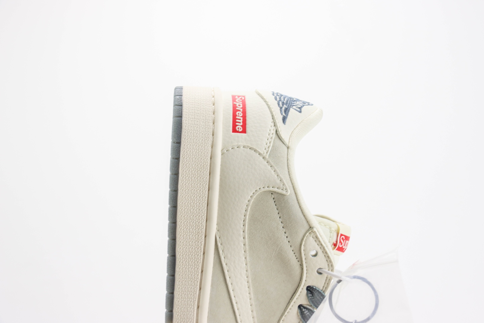 乔丹Supreme x Air Jordan 1 Low纯原版本低帮AJ1倒钩白灰Supreme联名篮球鞋 莆田AJ货源 货号:BB7518-001