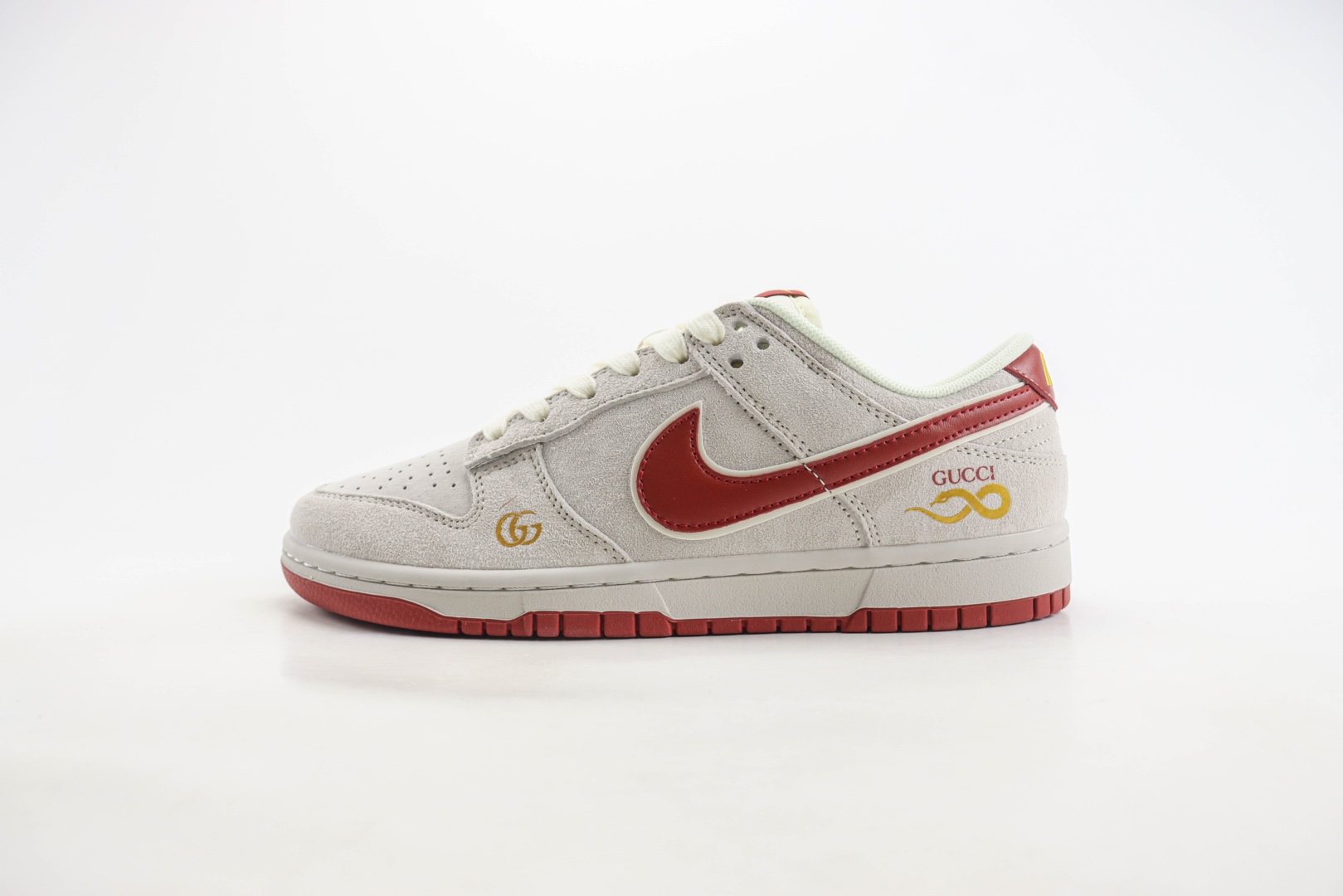 耐克Gucci x Nike SB Dunk Low纯原版本低帮SB Dunk蛇年限定灰红麂皮中国结Gucci联名低帮板鞋 莆田耐克货源 货号:XX3168-111