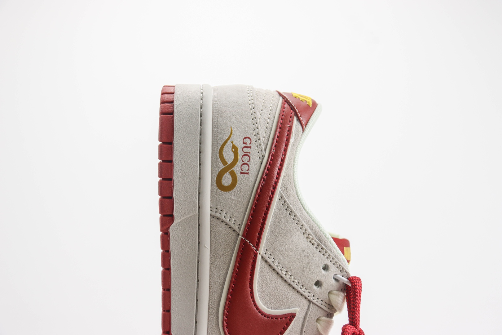 耐克Gucci x Nike SB Dunk Low纯原版本低帮SB Dunk蛇年限定灰红麂皮中国结Gucci联名低帮板鞋 莆田耐克货源 货号:XX3168-111