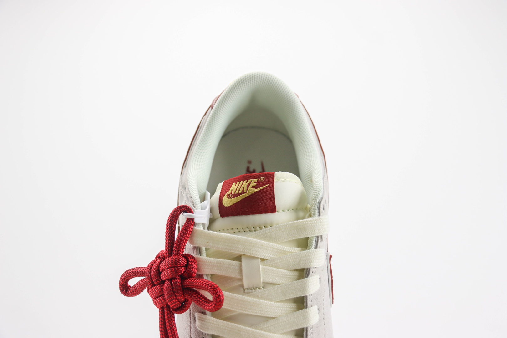 耐克Gucci x Nike SB Dunk Low纯原版本低帮SB Dunk蛇年限定灰红麂皮中国结Gucci联名低帮板鞋 莆田耐克货源 货号:XX3168-111