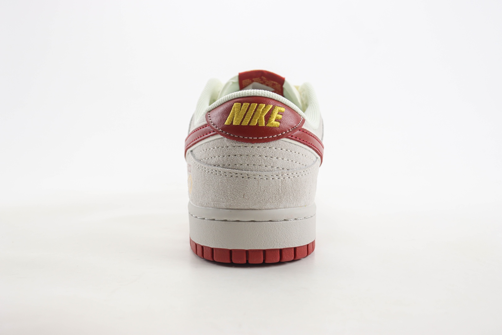 耐克Gucci x Nike SB Dunk Low纯原版本低帮SB Dunk蛇年限定灰红麂皮中国结Gucci联名低帮板鞋 莆田耐克货源 货号:XX3168-111