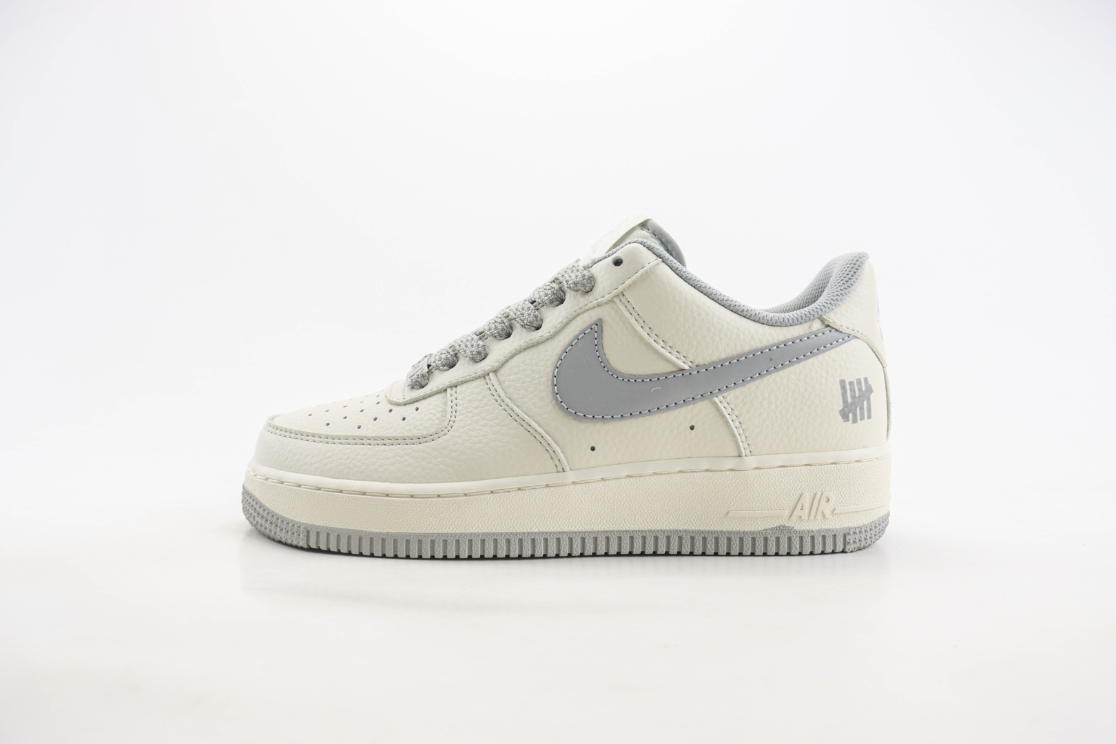 耐克Undefeated x Nike Air Force 1 Low纯原版本空军一号AF1米灰低帮板鞋 莆田耐克货源 货号：UN6695-288