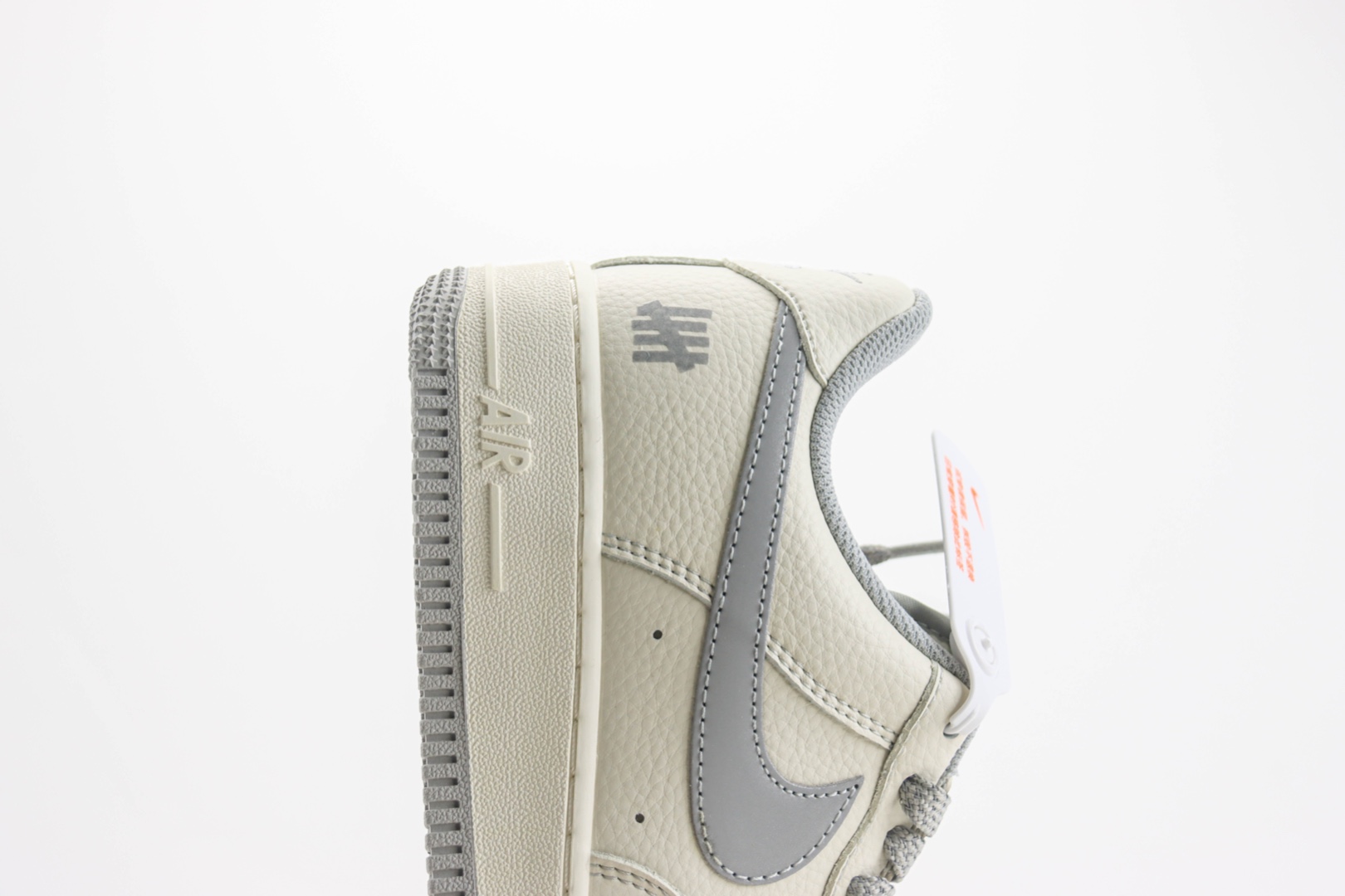 耐克Undefeated x Nike Air Force 1 Low纯原版本空军一号AF1米灰低帮板鞋 莆田耐克货源 货号：UN6695-288