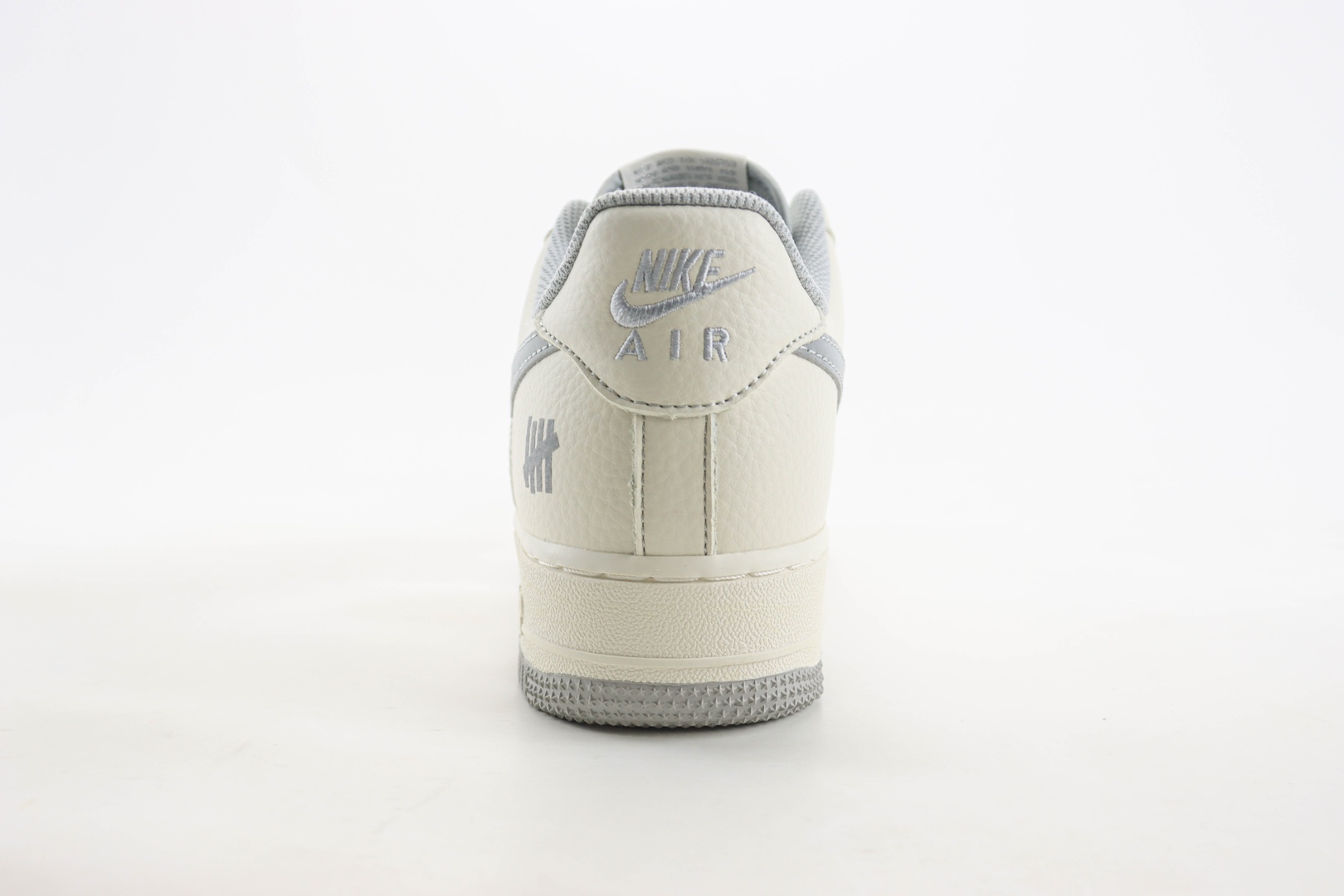耐克Undefeated x Nike Air Force 1 Low纯原版本空军一号AF1米灰低帮板鞋 莆田耐克货源 货号：UN6695-288