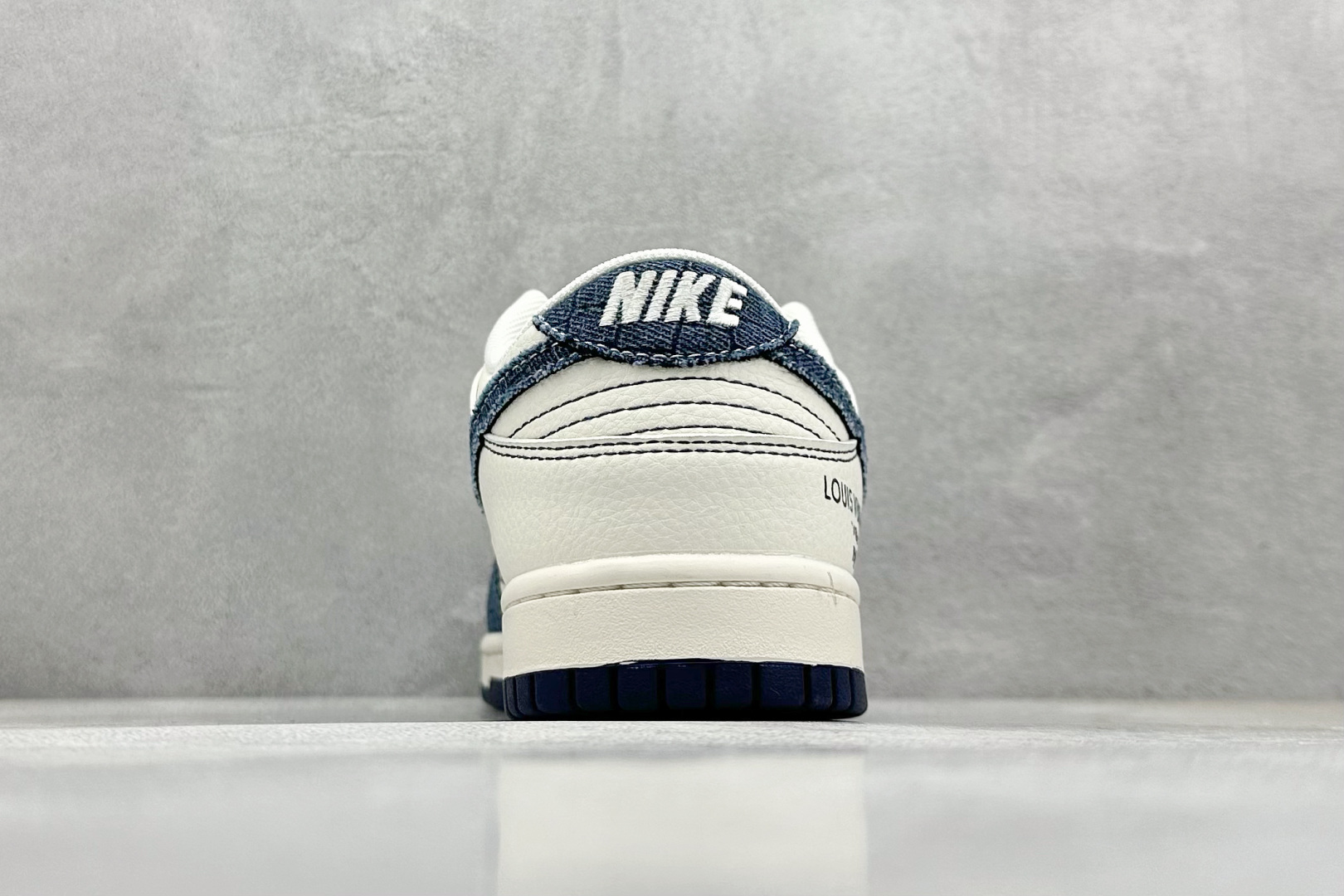 耐克Louis Vuitton x Nike SB Dunk Low纯原版本路易威登LV联名SB Dunk白蓝牛仔布低帮板鞋 莆田耐克代理 货号：FC1688-221