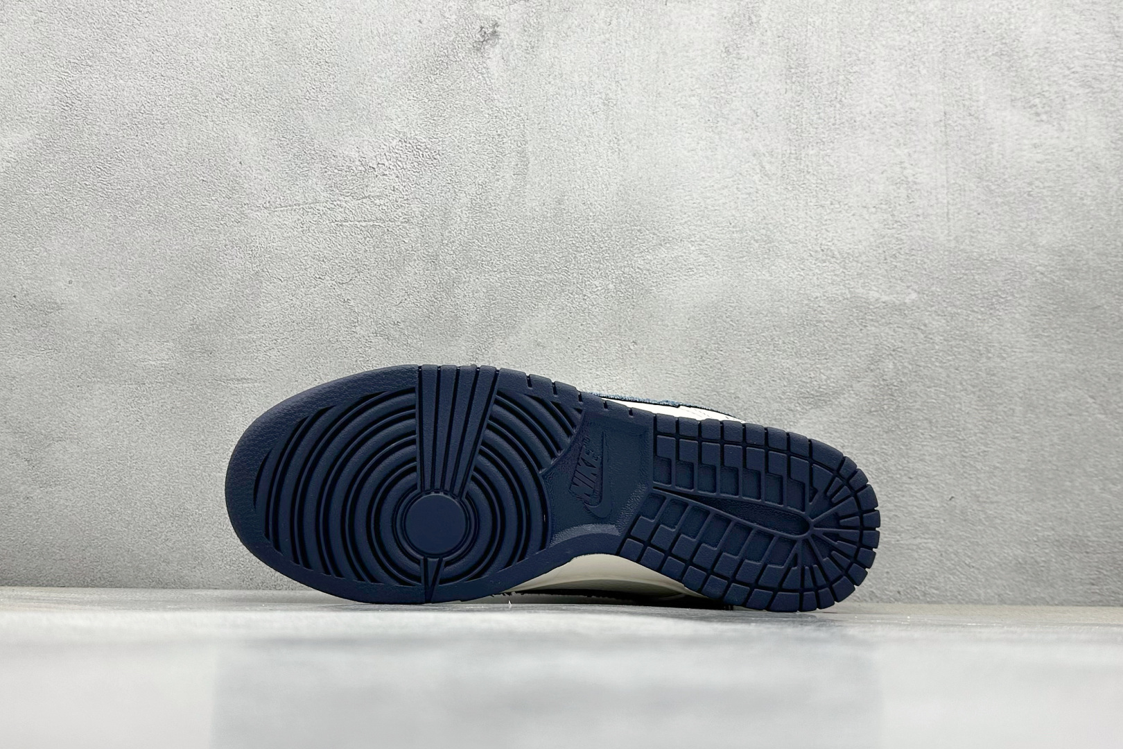 耐克Louis Vuitton x Nike SB Dunk Low纯原版本路易威登LV联名SB Dunk白蓝牛仔布低帮板鞋 莆田耐克代理 货号：FC1688-221