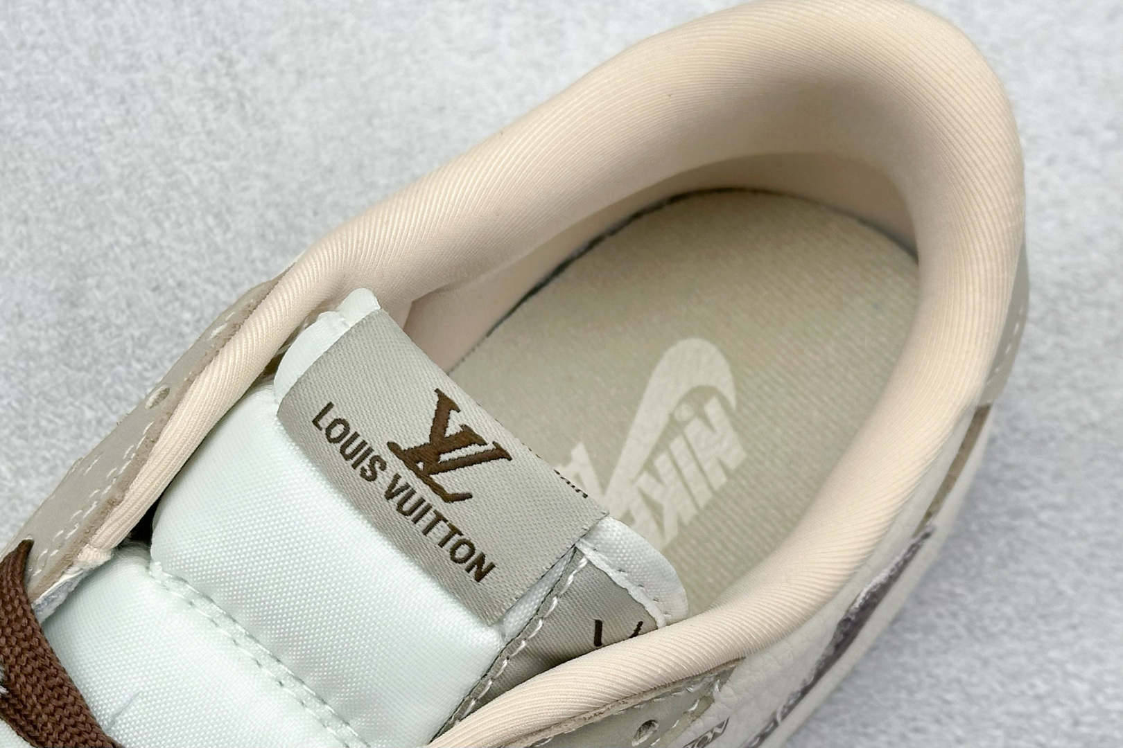 乔丹Travis Scott x Fragment Design x Air Jordan 1 Low纯原版本闪电倒钩联名AJ1花勾鬼脸LV路易威登低帮板鞋 莆田AJ工厂 货号:XS2024-060