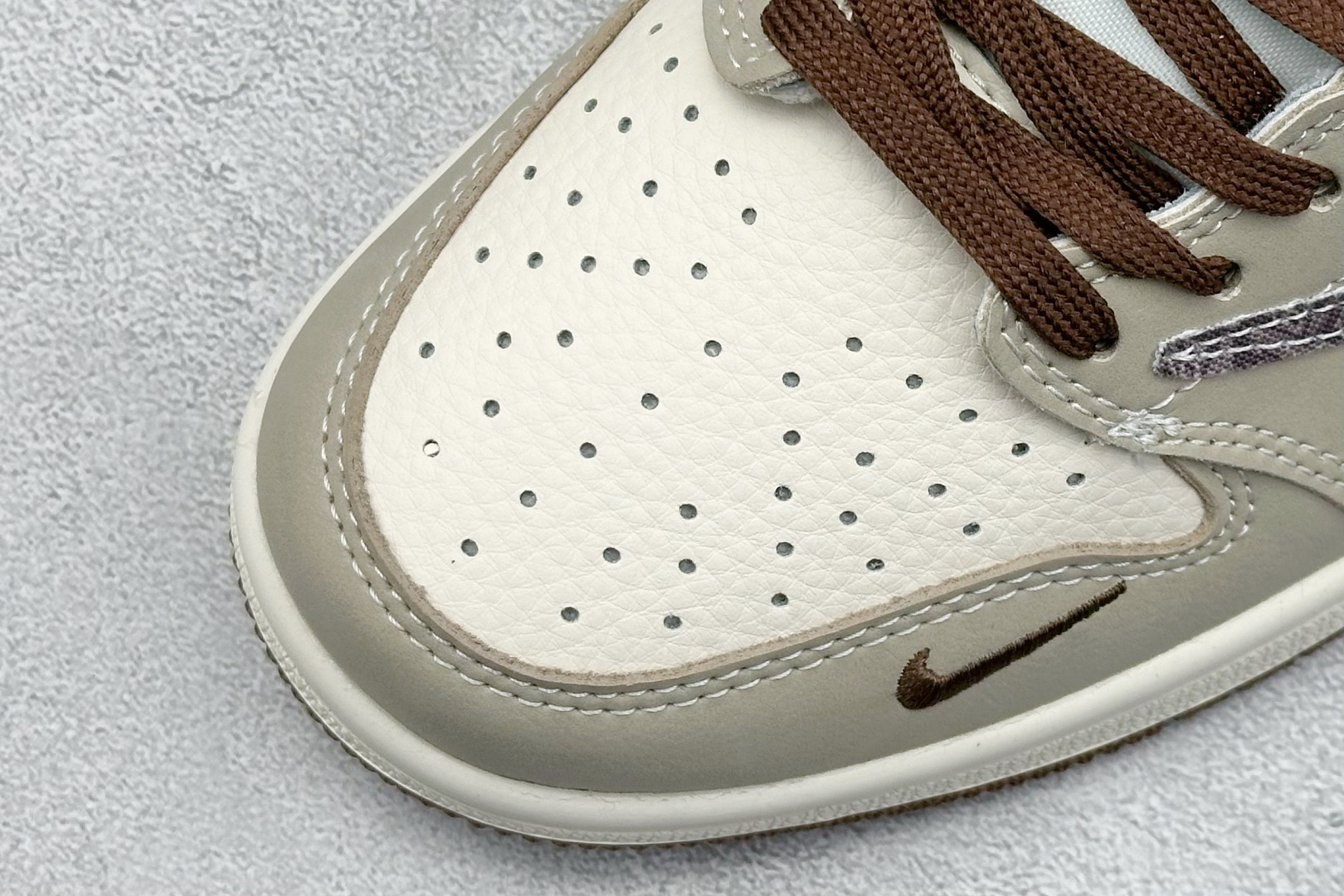 乔丹Travis Scott x Fragment Design x Air Jordan 1 Low纯原版本闪电倒钩联名AJ1花勾鬼脸LV路易威登低帮板鞋 莆田AJ工厂 货号:XS2024-060