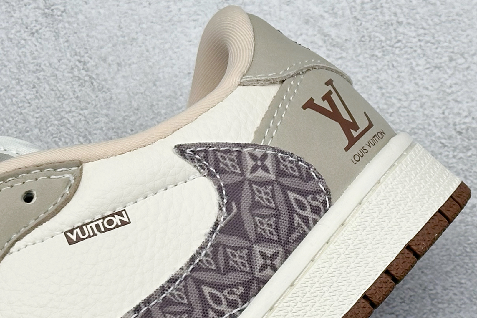 乔丹Travis Scott x Fragment Design x Air Jordan 1 Low纯原版本闪电倒钩联名AJ1花勾鬼脸LV路易威登低帮板鞋 莆田AJ工厂 货号:XS2024-060