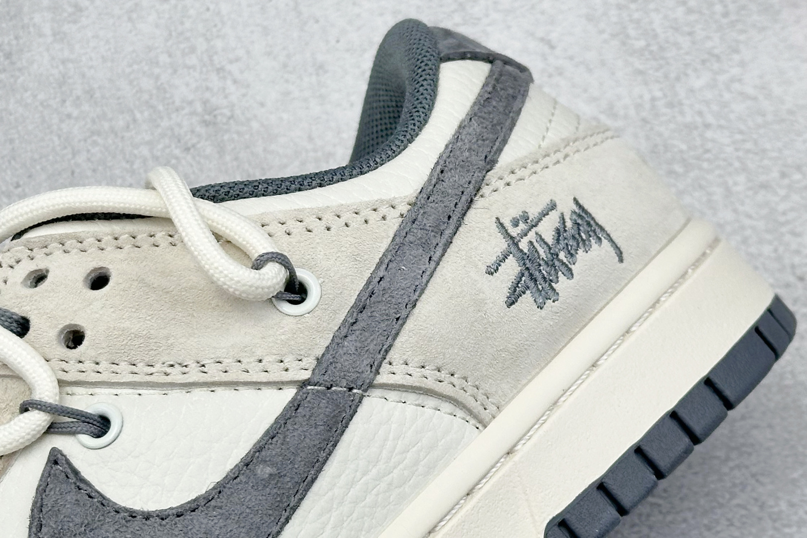 耐克Stussy x Nike SB Dunk Low纯原版本斯图西联名SB Dunk绑带猪八灰勾低帮板鞋 莆田耐克货源 货号：DM6868-093