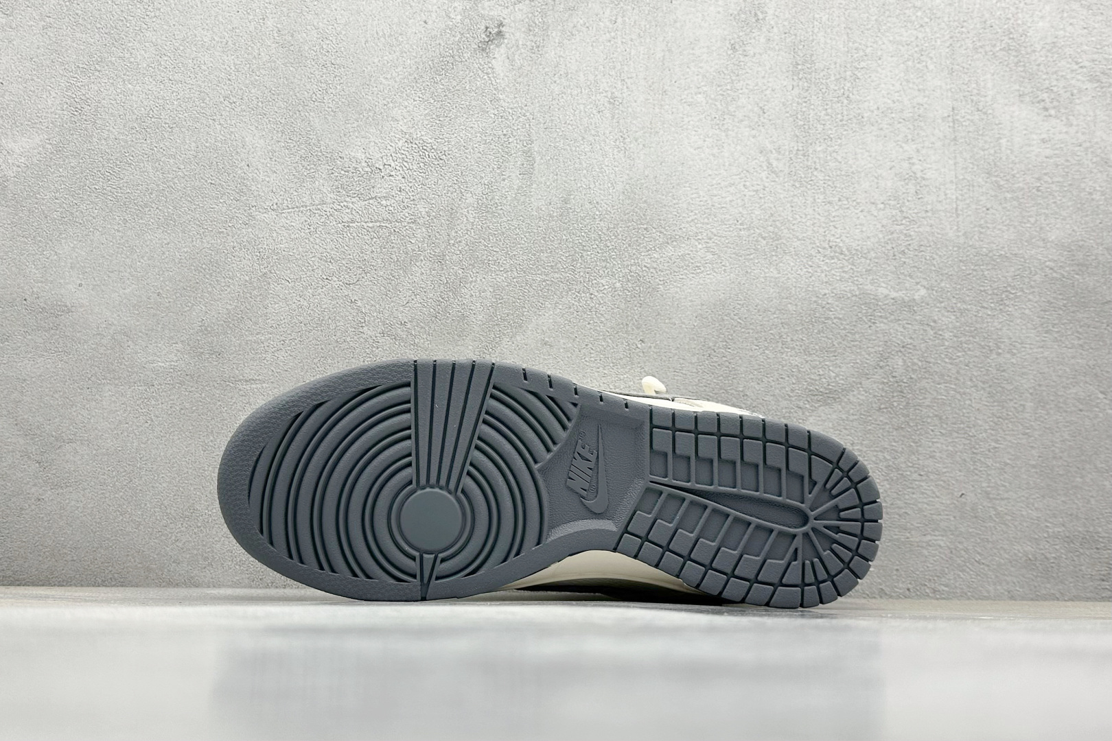 耐克Stussy x Nike SB Dunk Low纯原版本斯图西联名SB Dunk绑带猪八灰勾低帮板鞋 莆田耐克货源 货号：DM6868-093