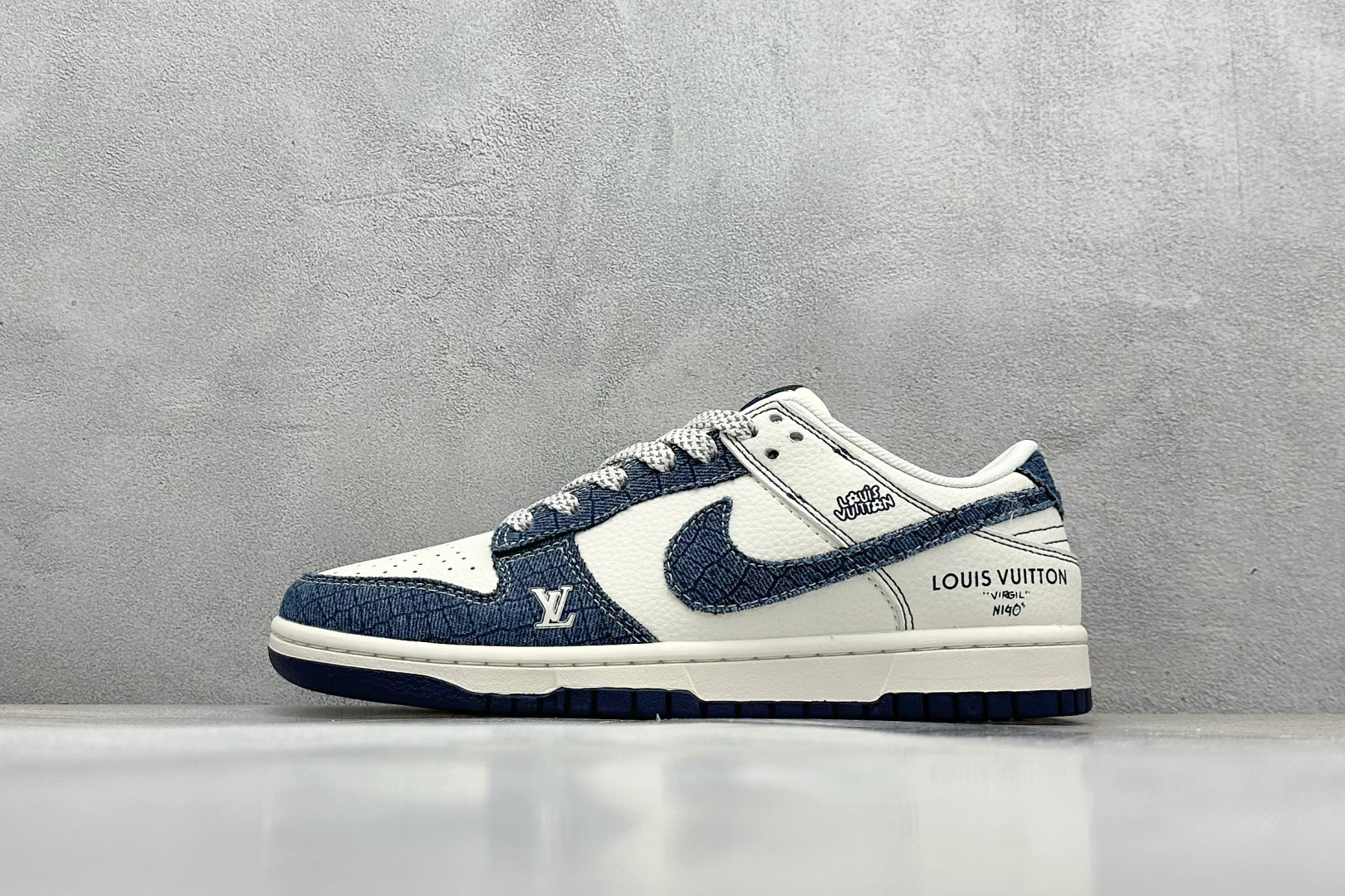 耐克Louis Vuitton x Nike SB Dunk Low纯原版本路易威登LV联名SB Dunk白蓝牛仔布低帮板鞋 莆田耐克代理 货号：FC1688-221