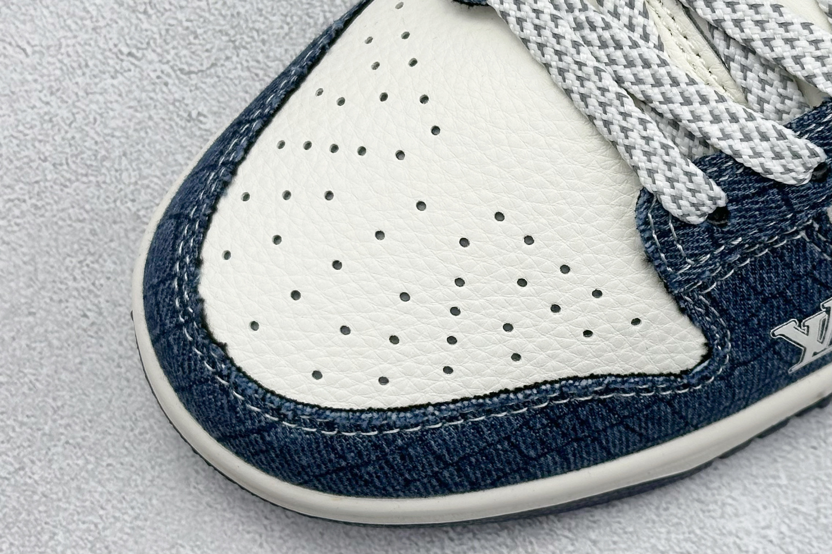 耐克Louis Vuitton x Nike SB Dunk Low纯原版本路易威登LV联名SB Dunk白蓝牛仔布低帮板鞋 莆田耐克代理 货号：FC1688-221